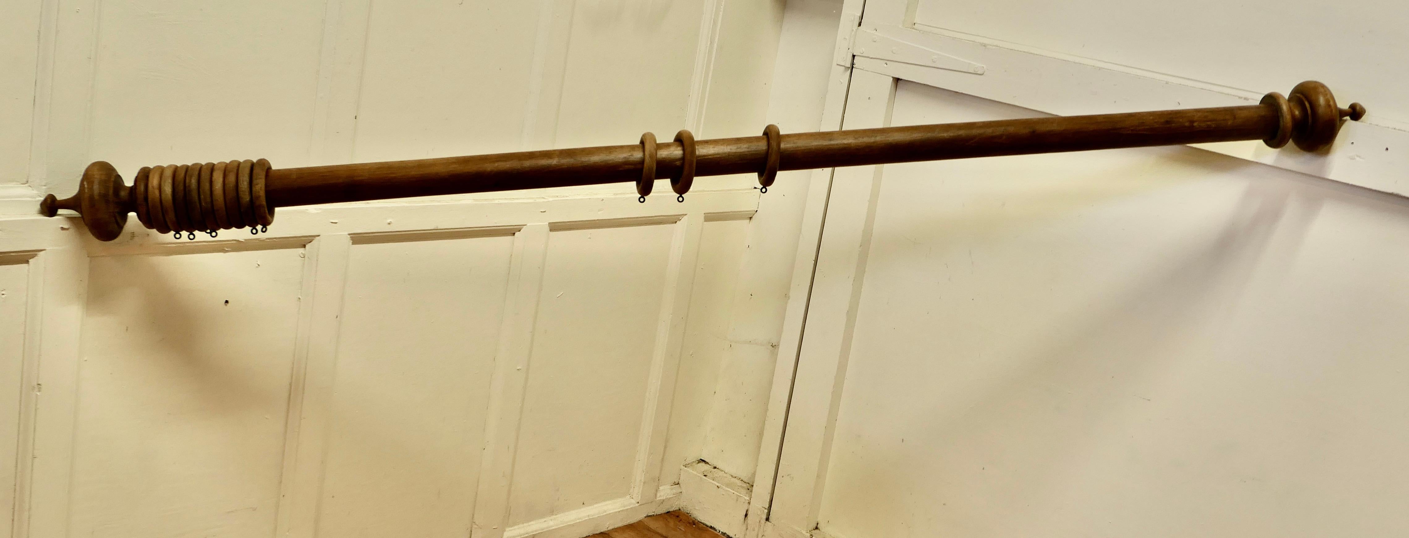 Chunky Victorian Mahogany Curtain Pole with Rings In Good Condition For Sale In Chillerton, Isle of Wight