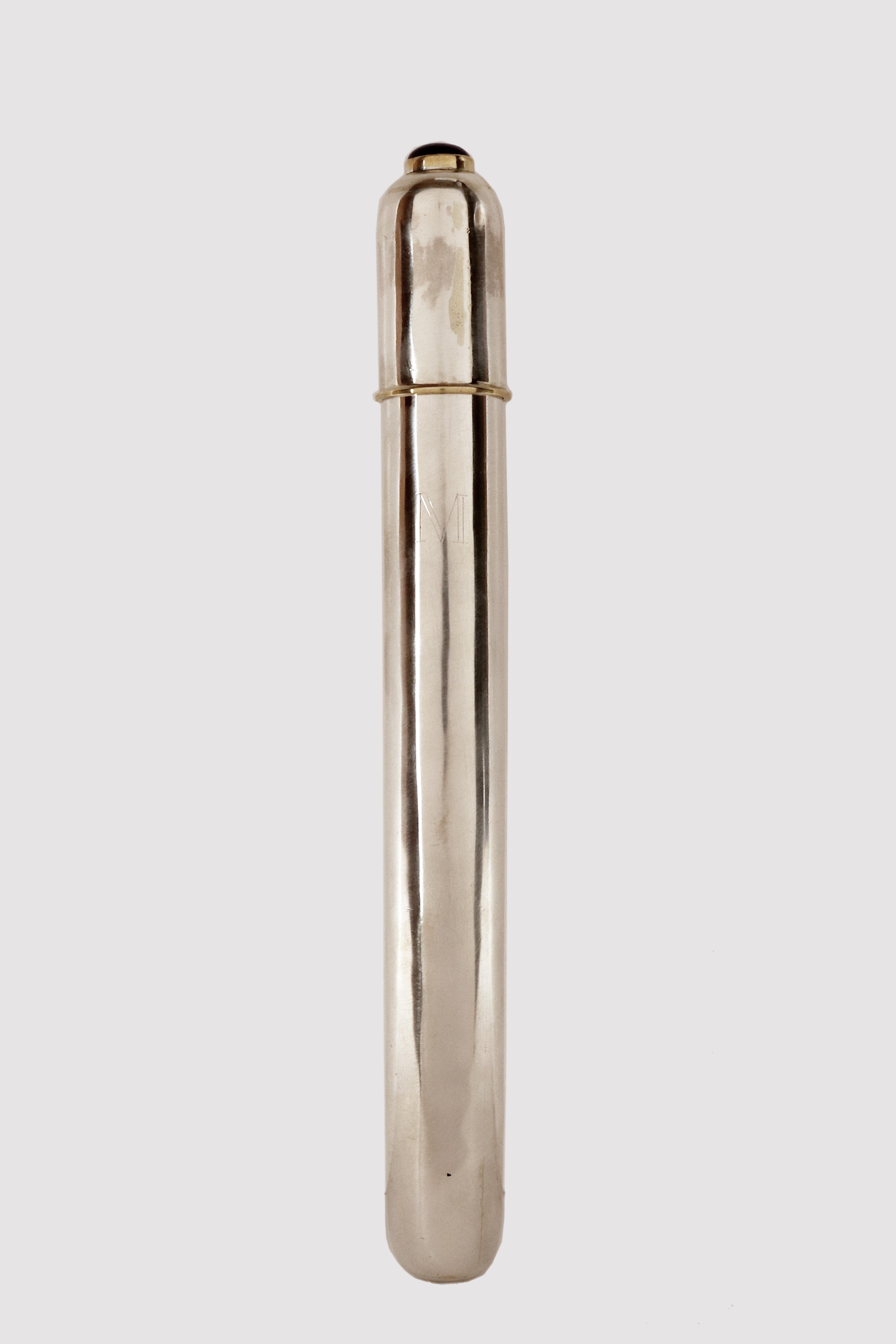 A cigar holder, sterling 925/1000. Made of smooth silver in the shape of a cigar with a lid, a lapis lazuli, cabochon cut, is set at the end. The edge of the bezel and the profile of the cap are in gilded silver. On both sides, there are two