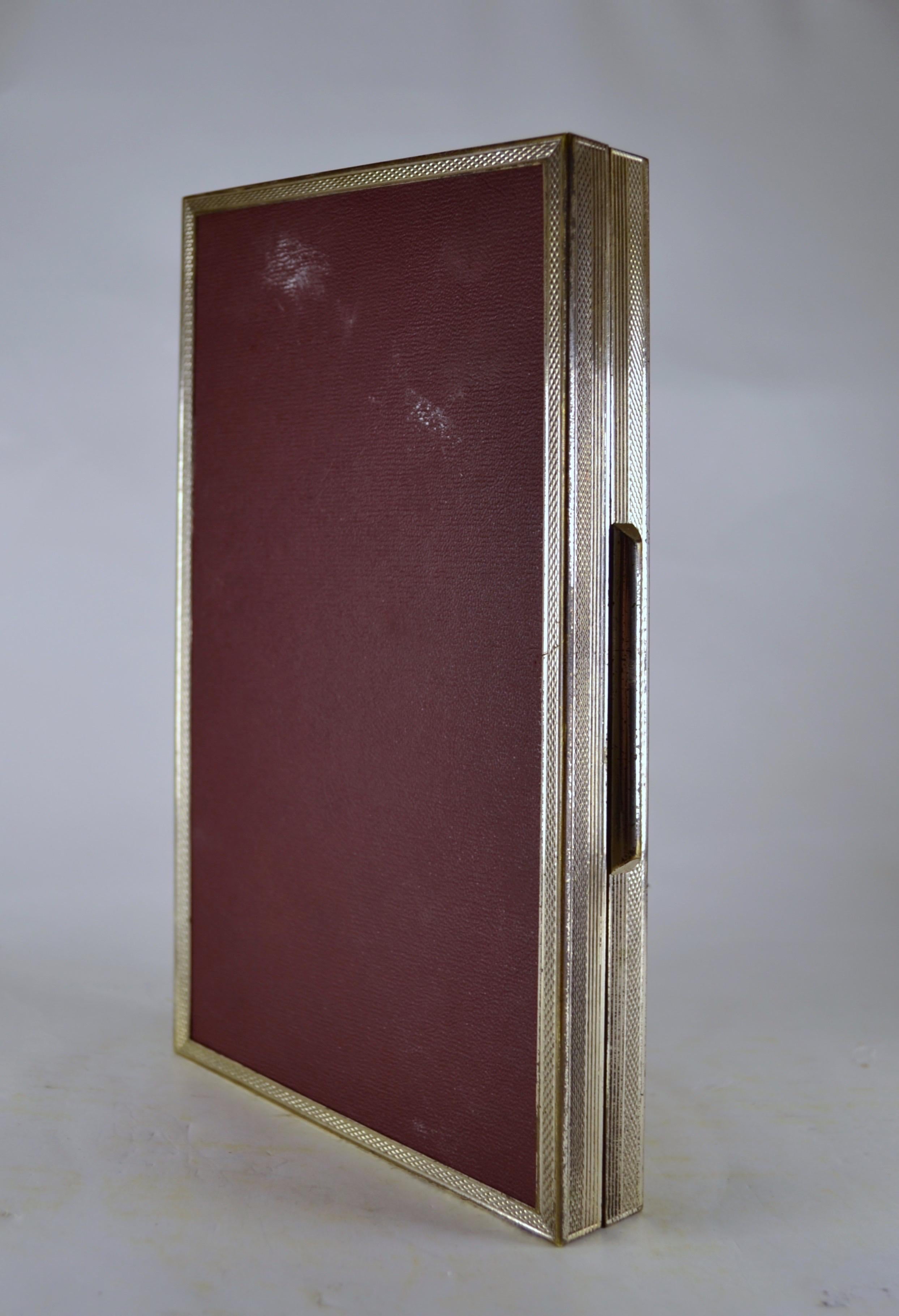 An elegant cigar or cigarette box from the 70s, made of silver-plated metal and featuring an interior of exotic wood. Crafted with exceptional skill, this vintage piece combines sophistication and functionality. The bottom is lined with faux