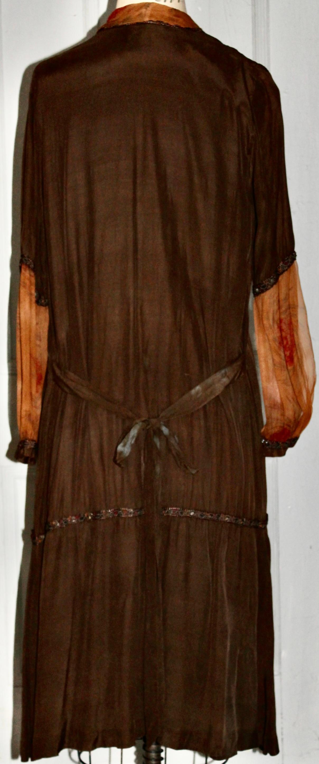 A Cinnamon and Pumpkin French 'Flapper' Cocktail Dress and Hat In Good Condition For Sale In Sharon, CT