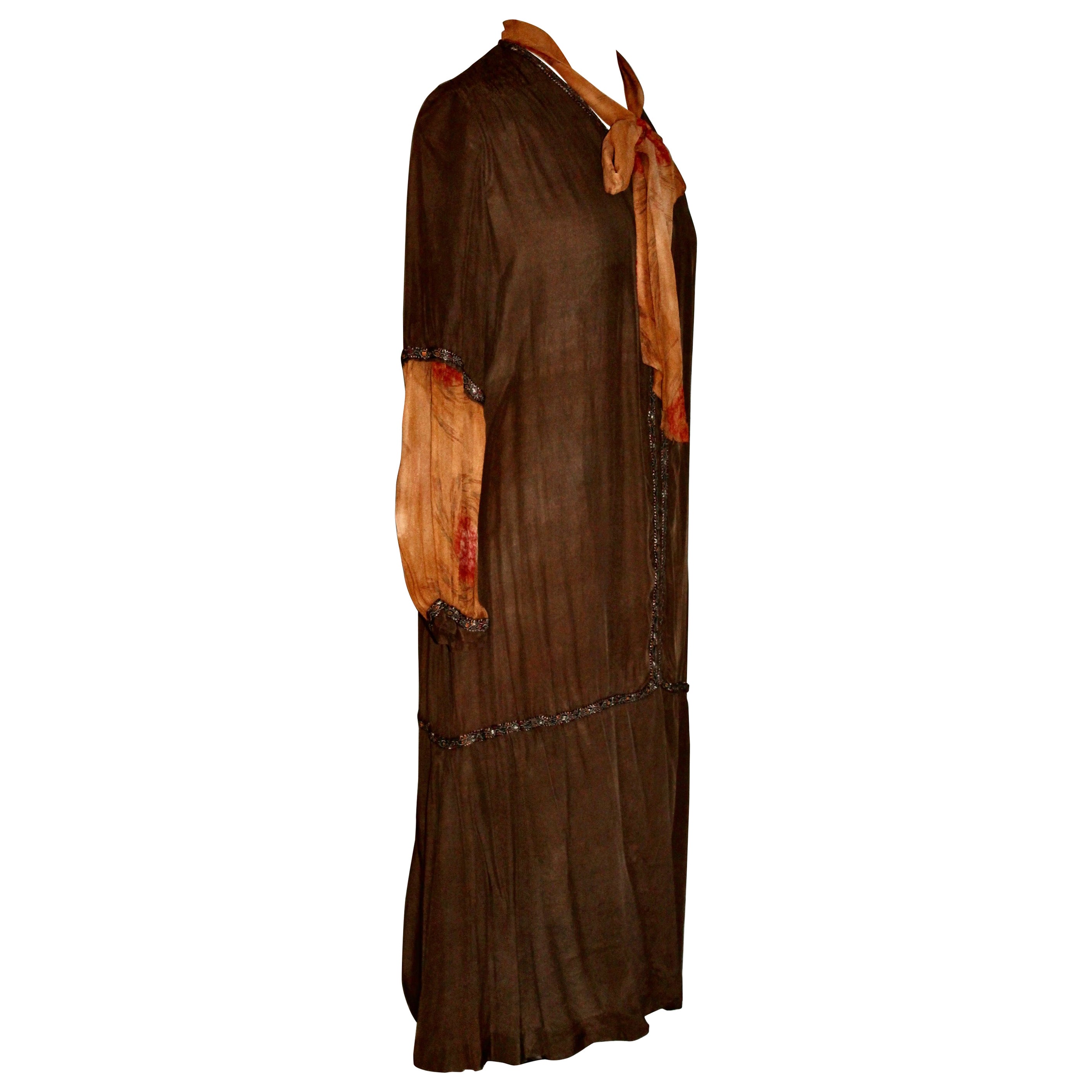 Un vestido de cóctel y un sombrero franceses "Flapper" de canela y calabaza en venta