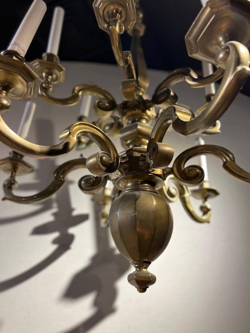 Coloniale olandese Lampadario olandese a due livelli in bronzo del 1900 con 12 luci in vendita
