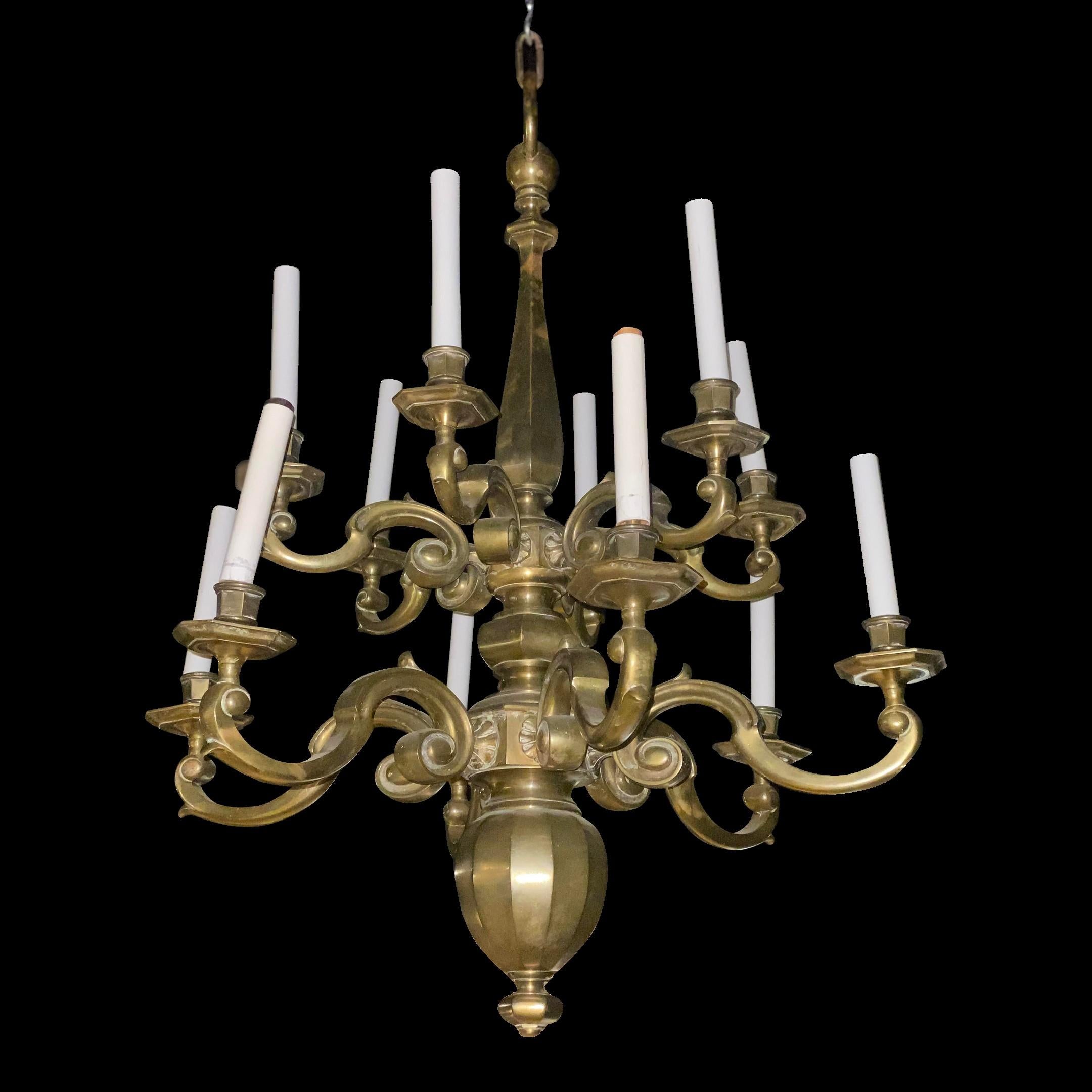 Lampadario a due piani in bronzo del 1900 circa con 12 luci. Finitura e patina originali