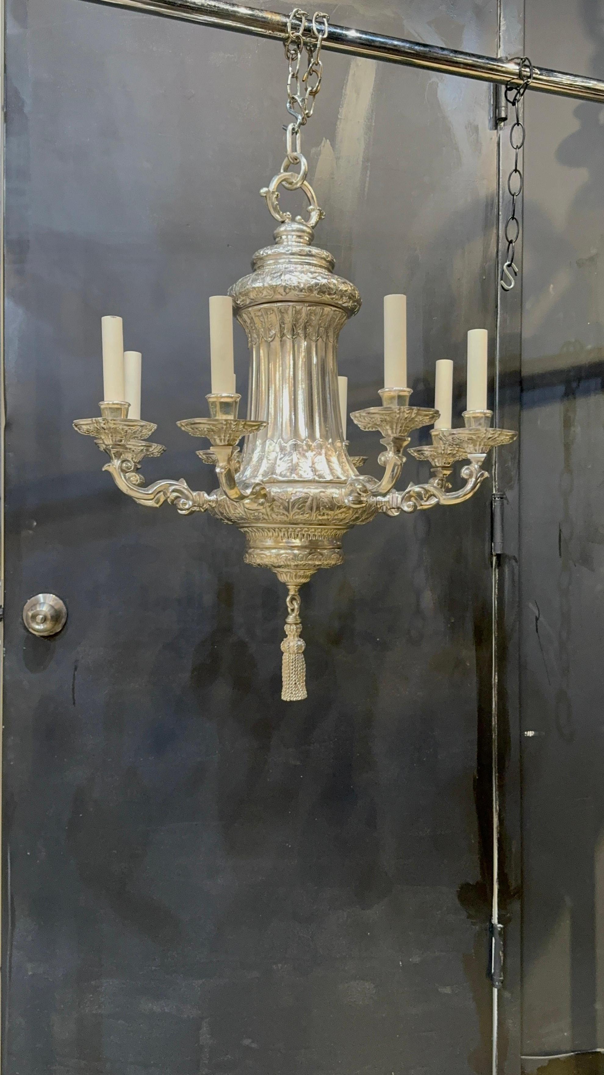 Lampadario a 8 luci Caldwell placcato in argento del 1900 circa, con design a foglie 