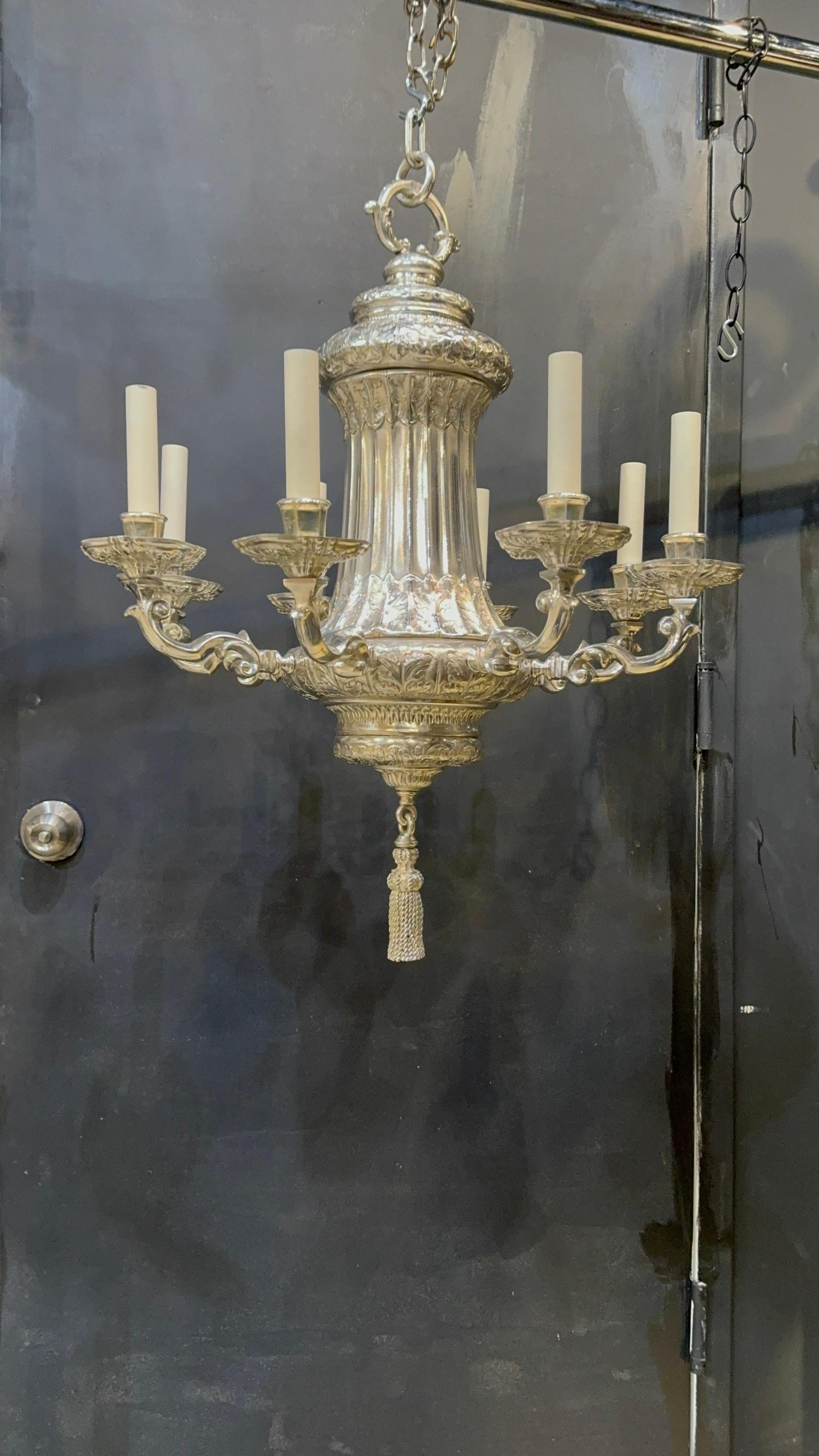 Stile Adam 1900 Caldwell Lampadario placcato argento a 8 luci in vendita