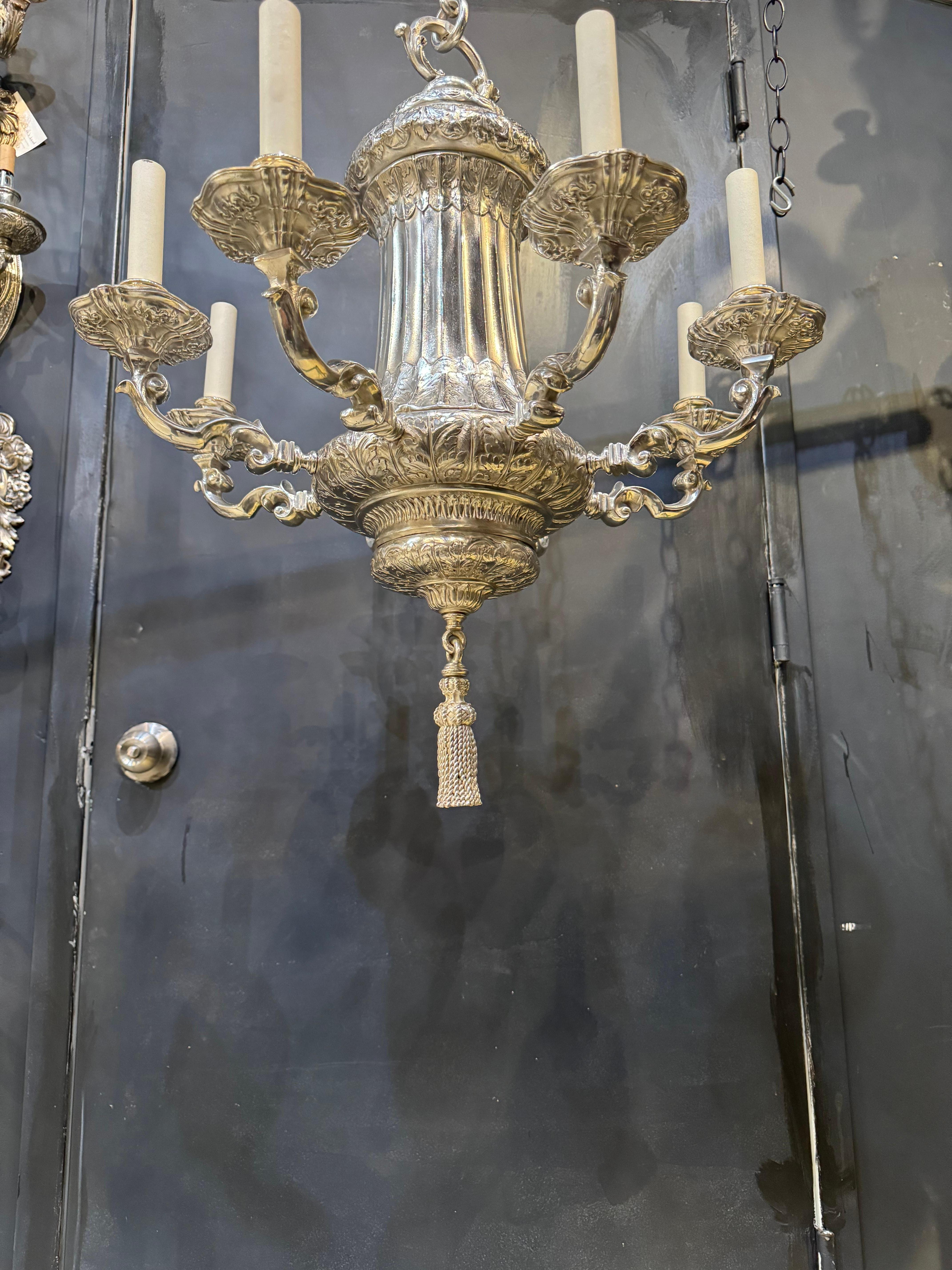 Inizio XX secolo 1900 Caldwell Lampadario placcato argento a 8 luci in vendita