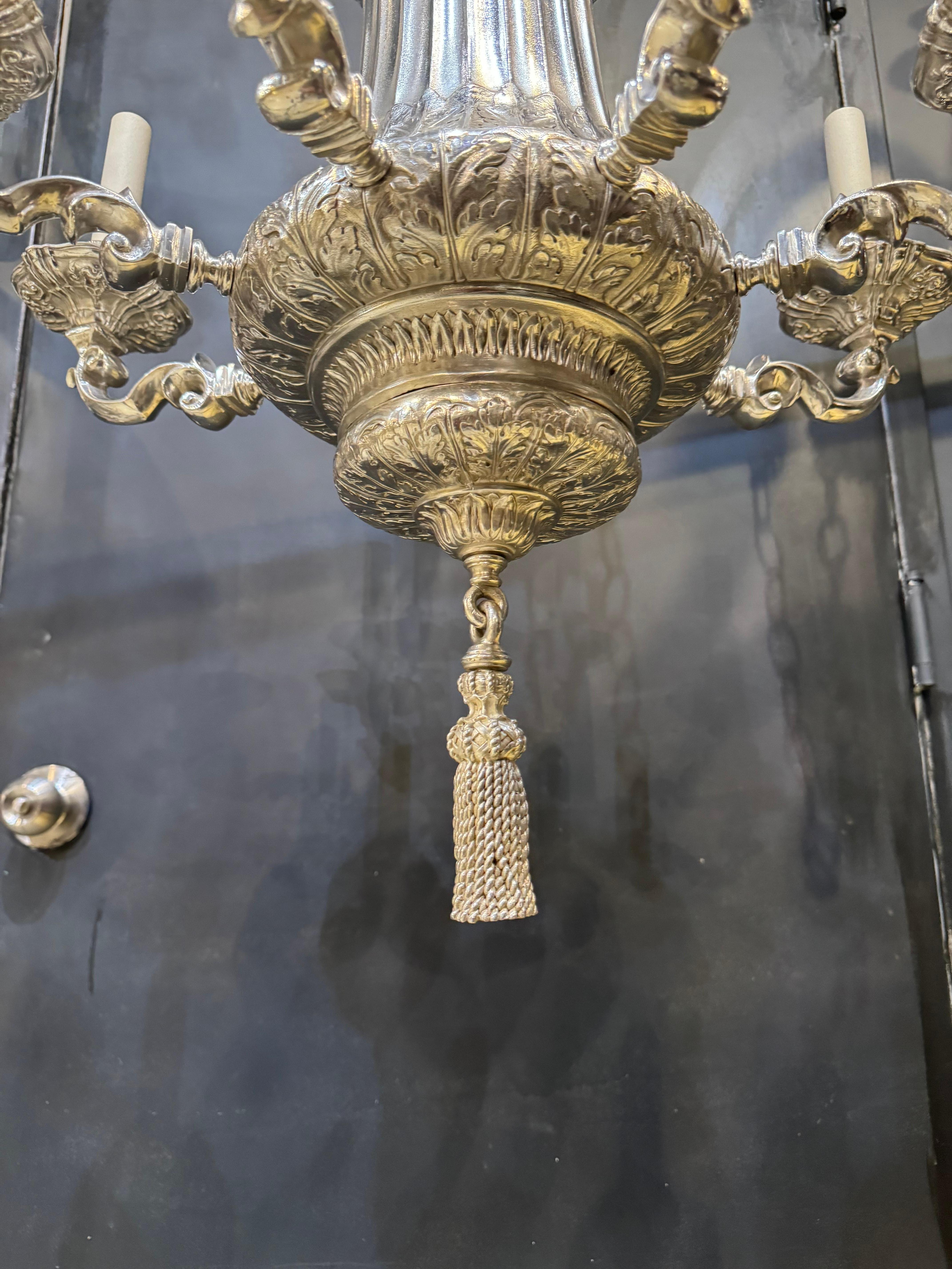 Bronzo 1900 Caldwell Lampadario placcato argento a 8 luci in vendita