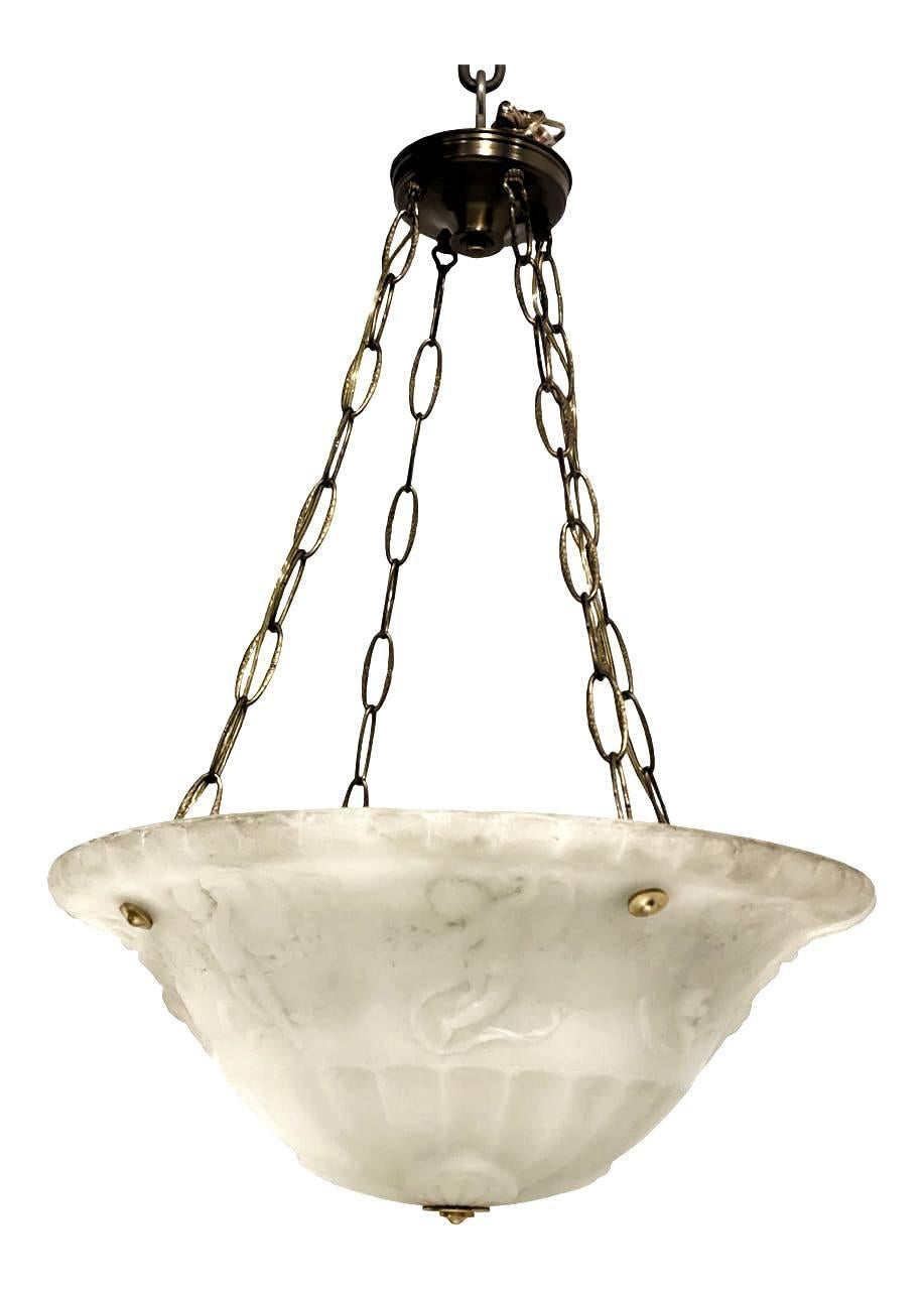 A circa  Leuchte aus weißem Pressglas aus der Zeit um 1900 mit Puttenmotiv 4  Innenbeleuchtung.