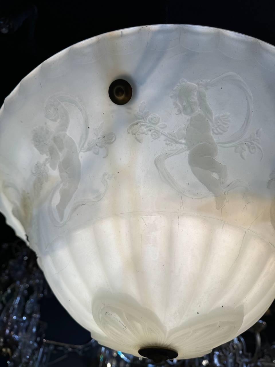 Neoclassico Apparecchio di illuminazione in vetro modellato bianco del 1900 con cherubini in vendita