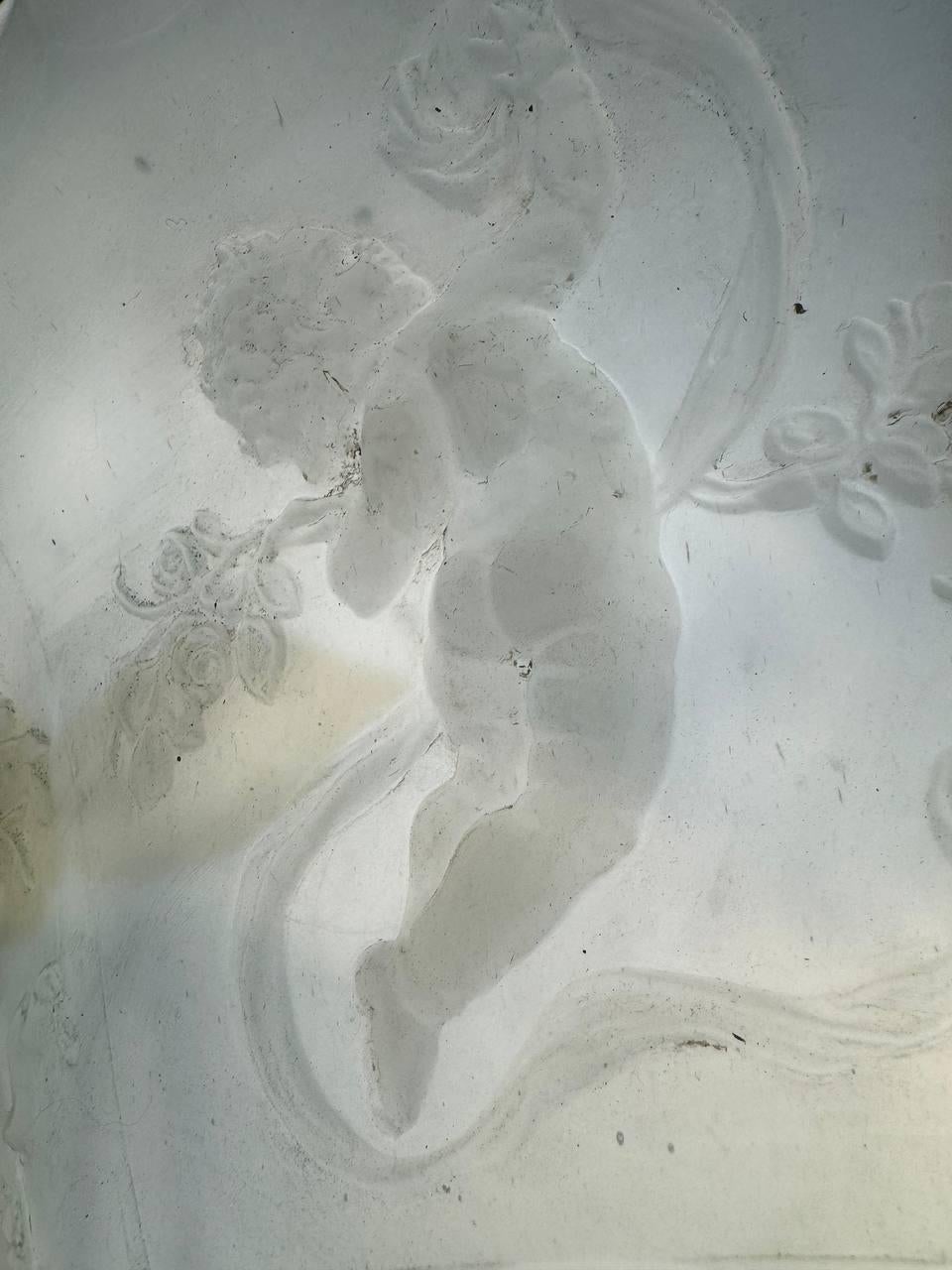 Americano Apparecchio di illuminazione in vetro modellato bianco del 1900 con cherubini in vendita