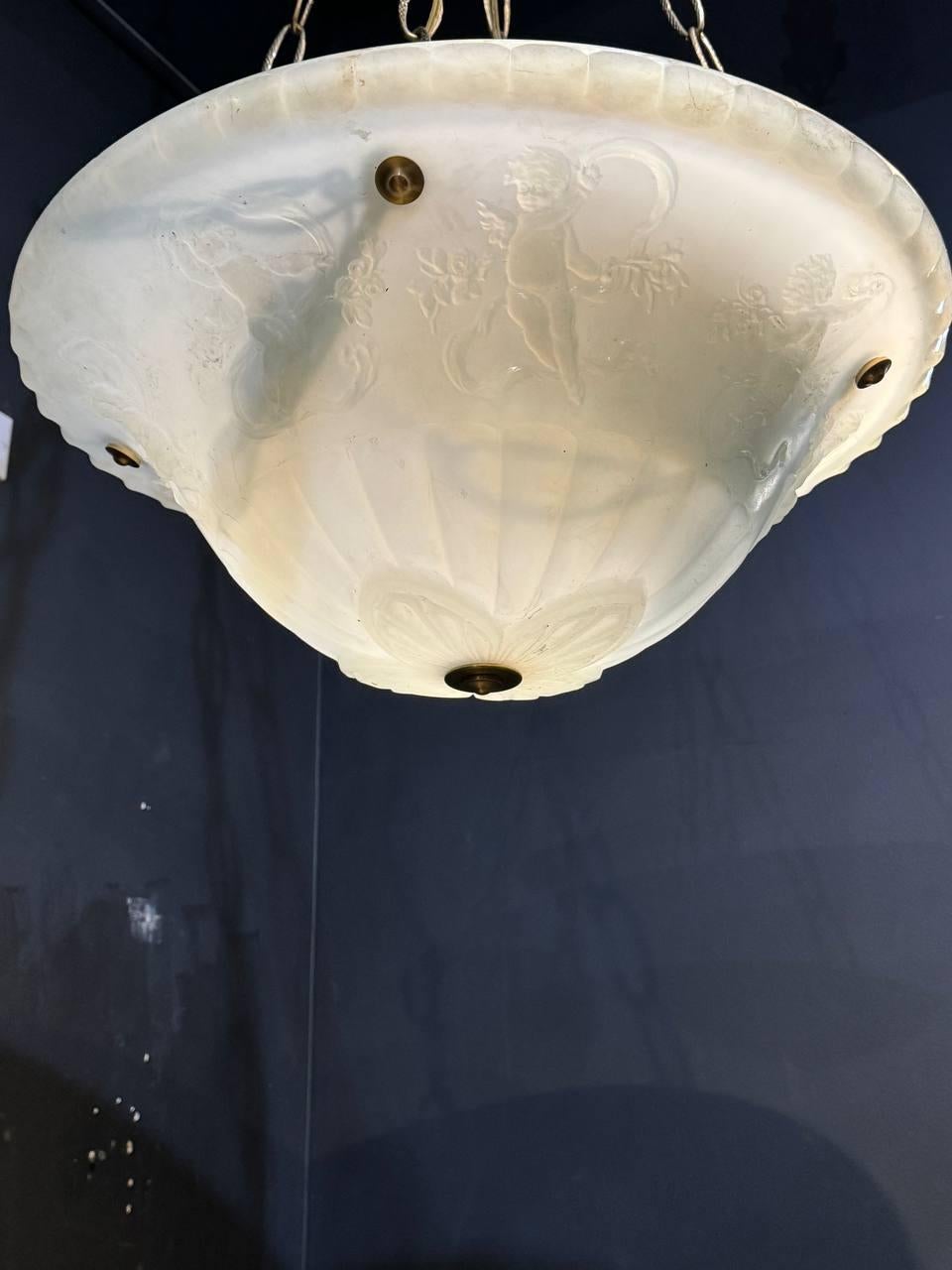 Vetro artistico Apparecchio di illuminazione in vetro modellato bianco del 1900 con cherubini in vendita