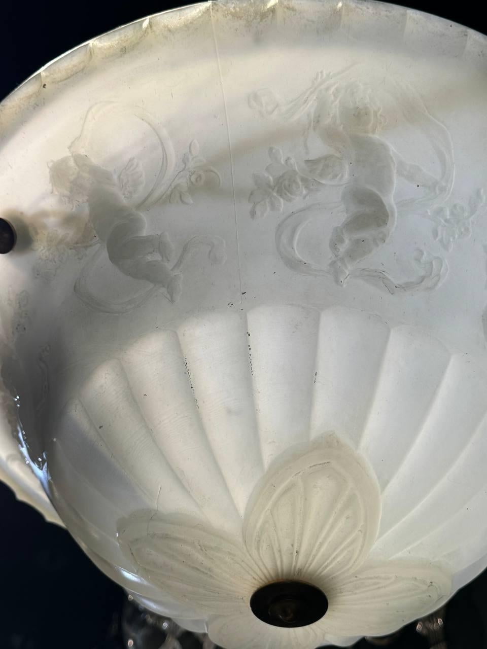 Apparecchio di illuminazione in vetro modellato bianco del 1900 con cherubini in vendita 1