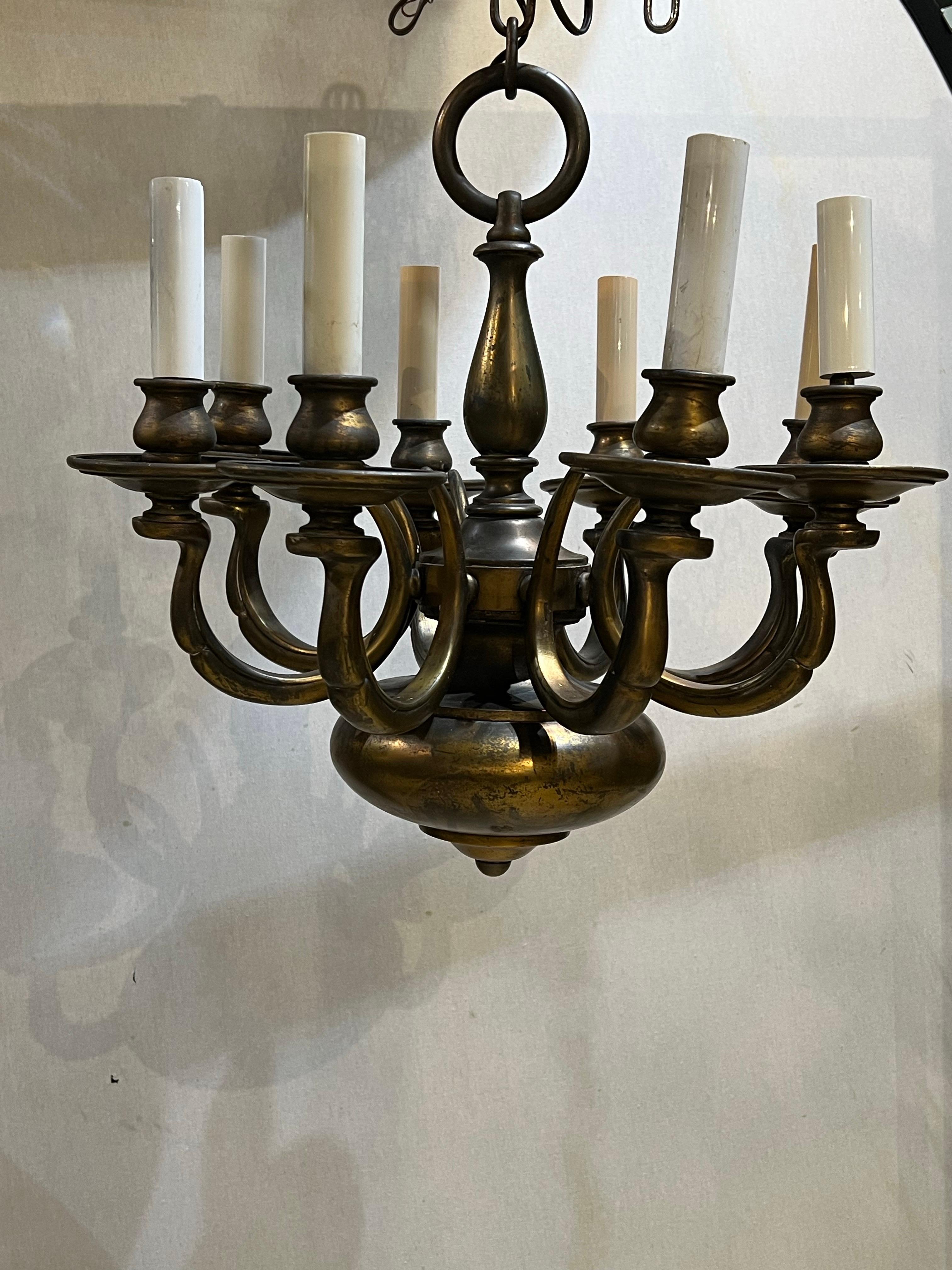 Lámpara de araña de 8 luces de bronce Caldwell de estilo colonial de la década de 1900 con brazos y diseño inusuales, pátina marrón 