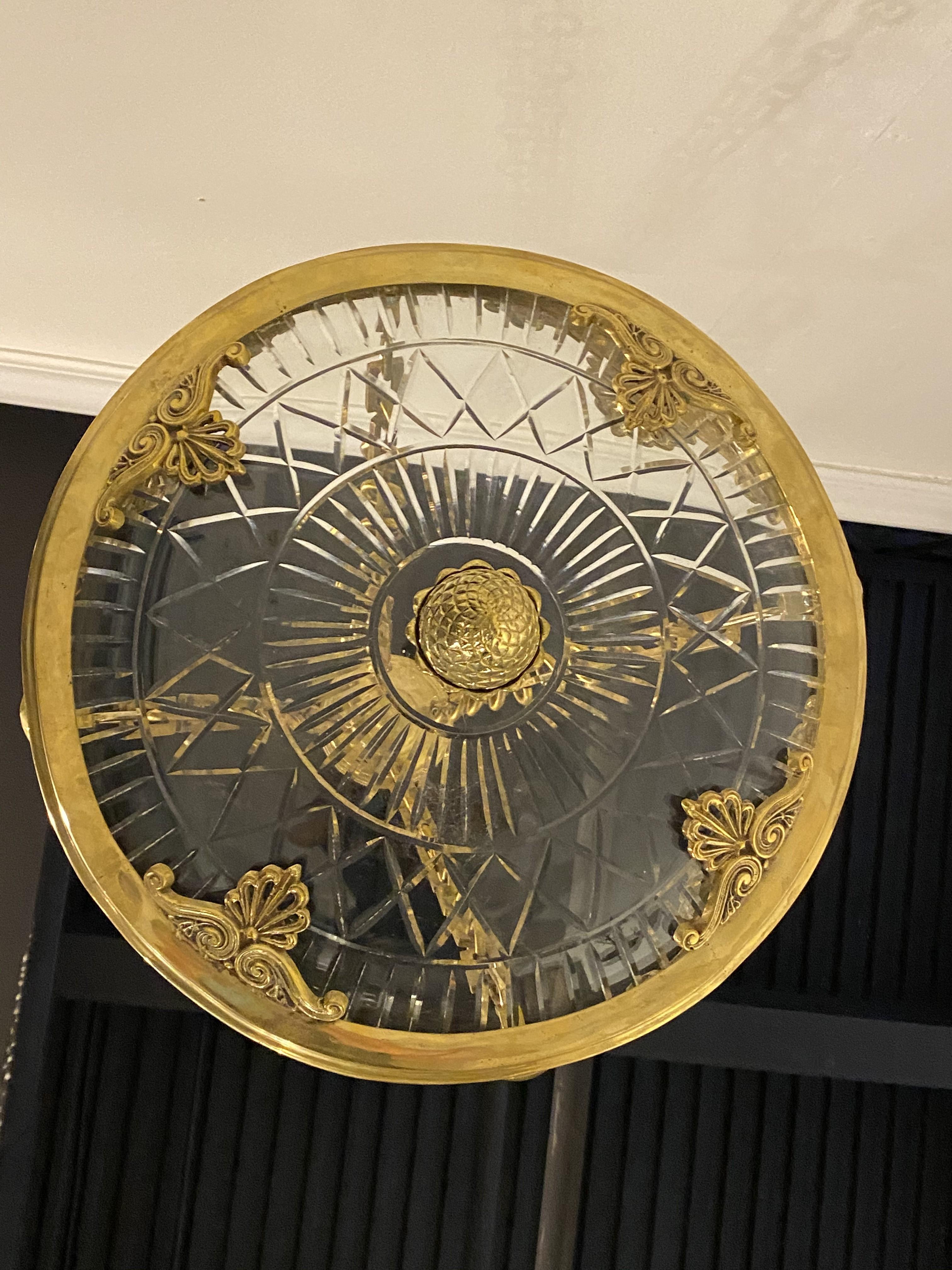 Lampadario neoclassico Caldwell in bronzo dorato del 1920 con vetro tagliato In condizioni buone in vendita a New York, NY