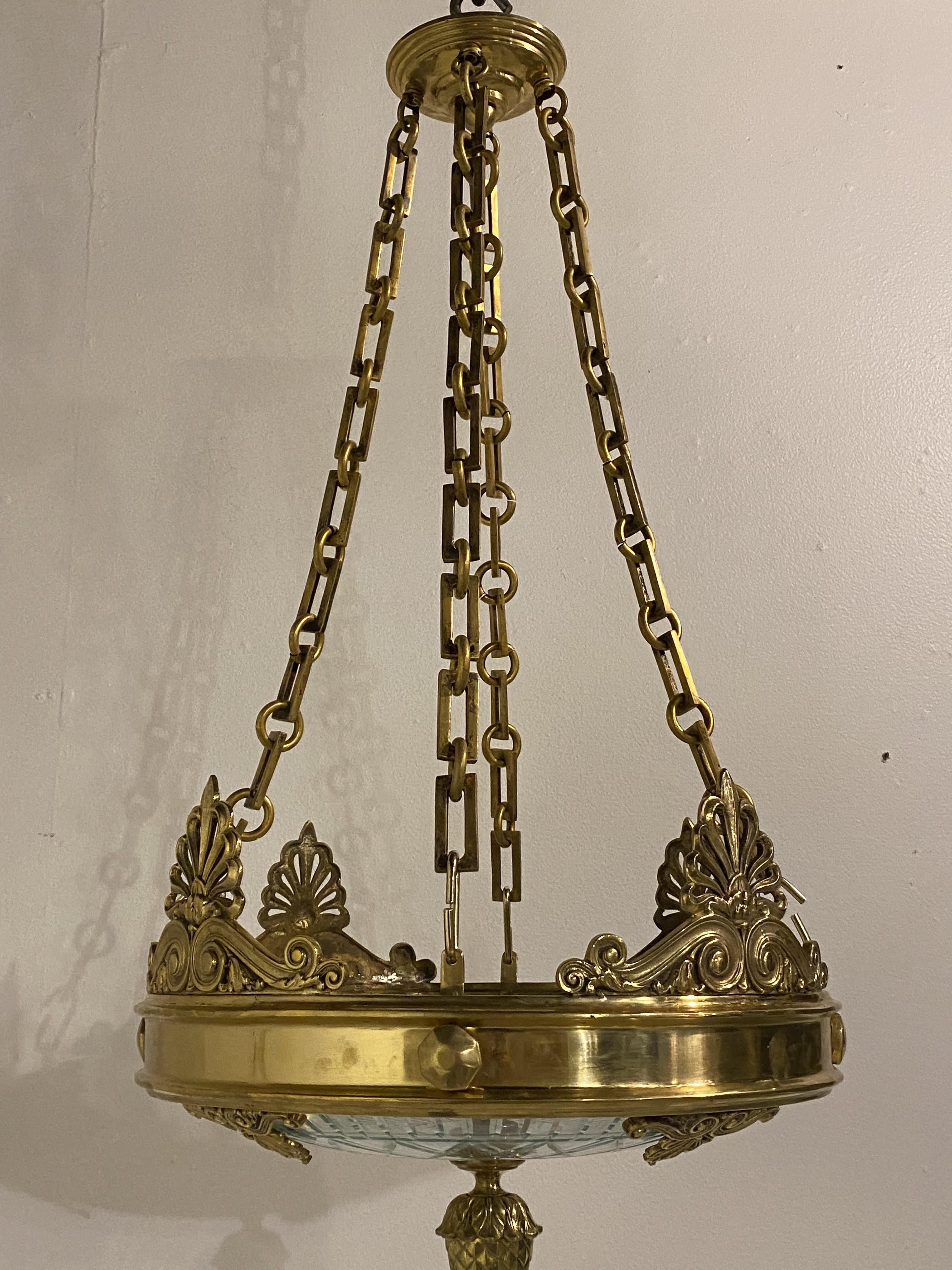 Début du 20ème siècle Lustre néoclassique Caldwell des années 1920 en bronze doré avec verre taillé en vente