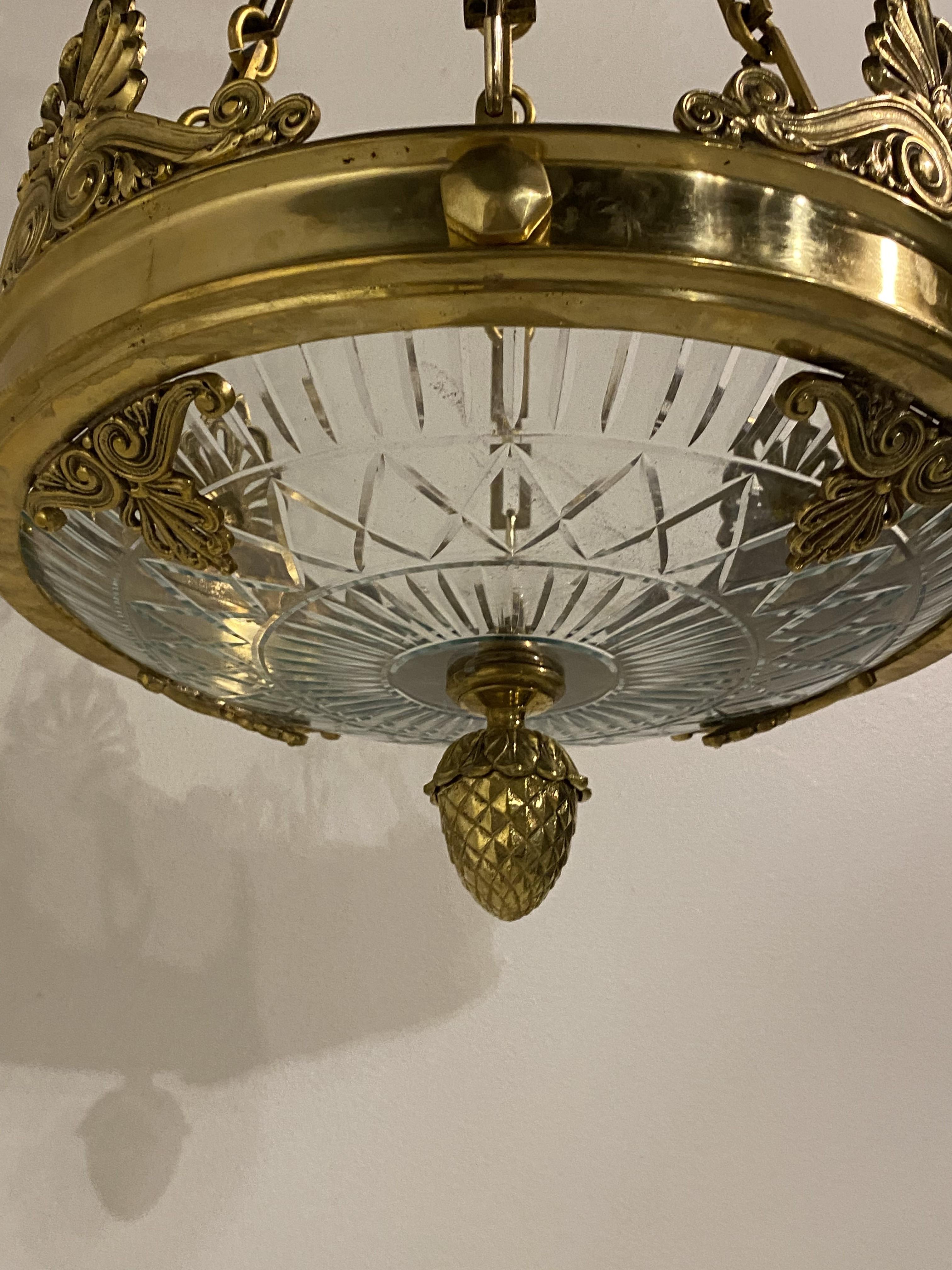 Neoklassischer Caldwell-Kronleuchter aus vergoldeter Bronze mit geschliffenem Glas aus den 1920er Jahren im Angebot 3