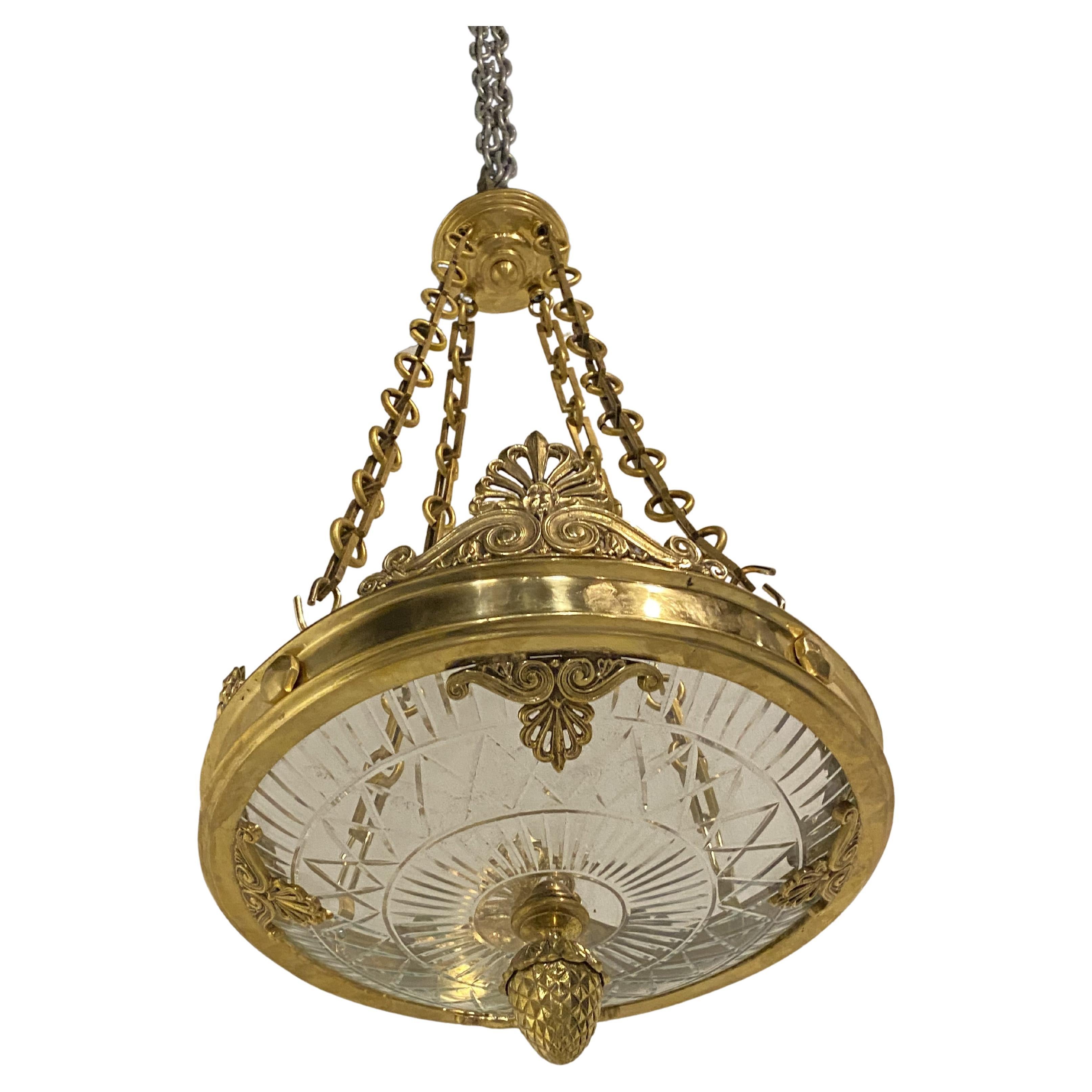 Neoklassischer Caldwell-Kronleuchter aus vergoldeter Bronze mit geschliffenem Glas aus den 1920er Jahren im Angebot