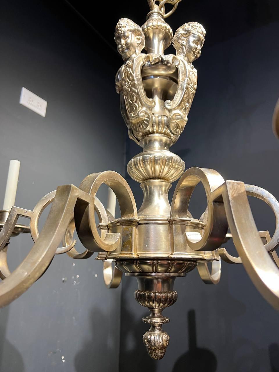 Début du 20ème siècle Lustre à 8 Lights avec chérubins en métal argenté des années 1920, Caldwell en vente