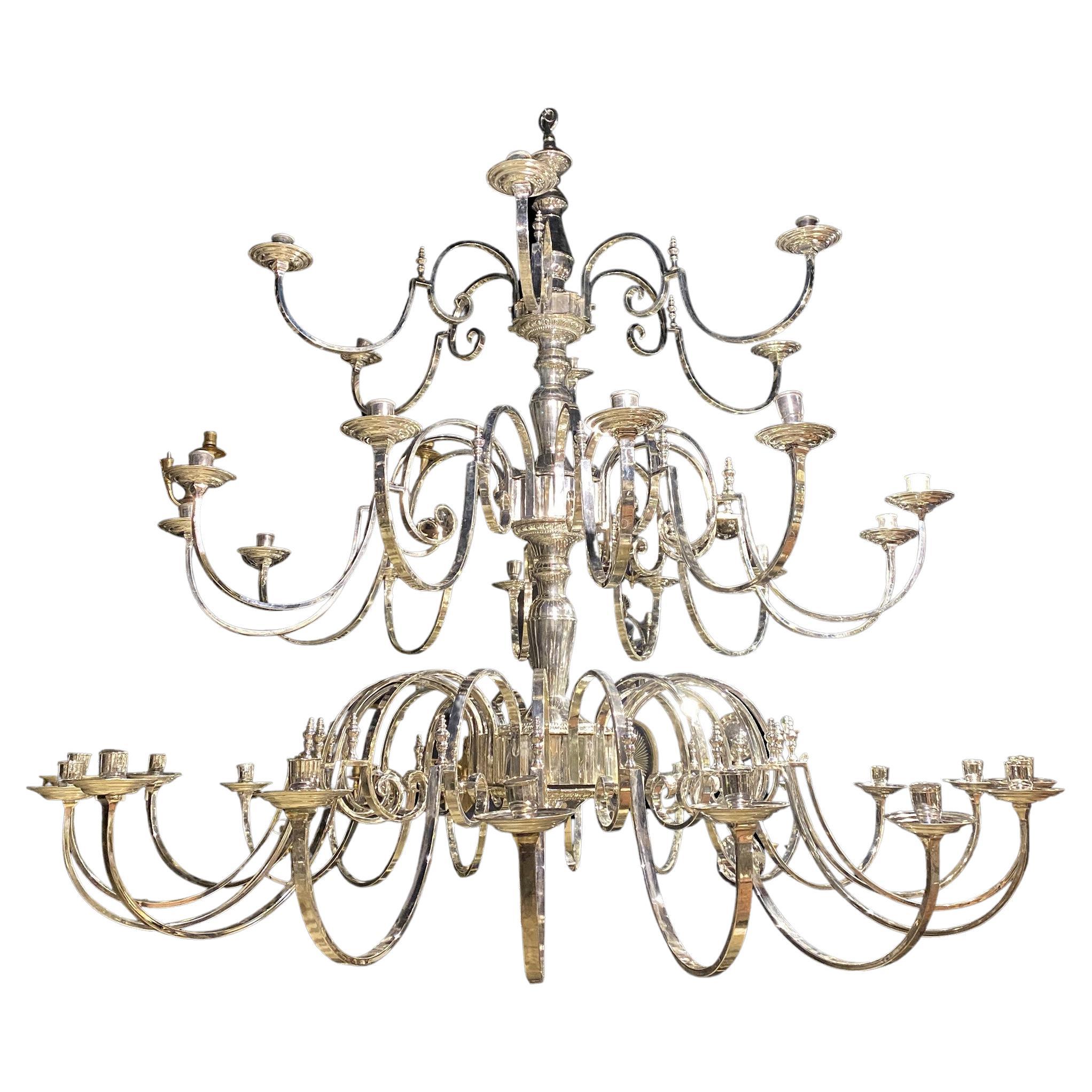 Grande lampadario inglese del 1920 in bronzo placcato argento con 36 luci