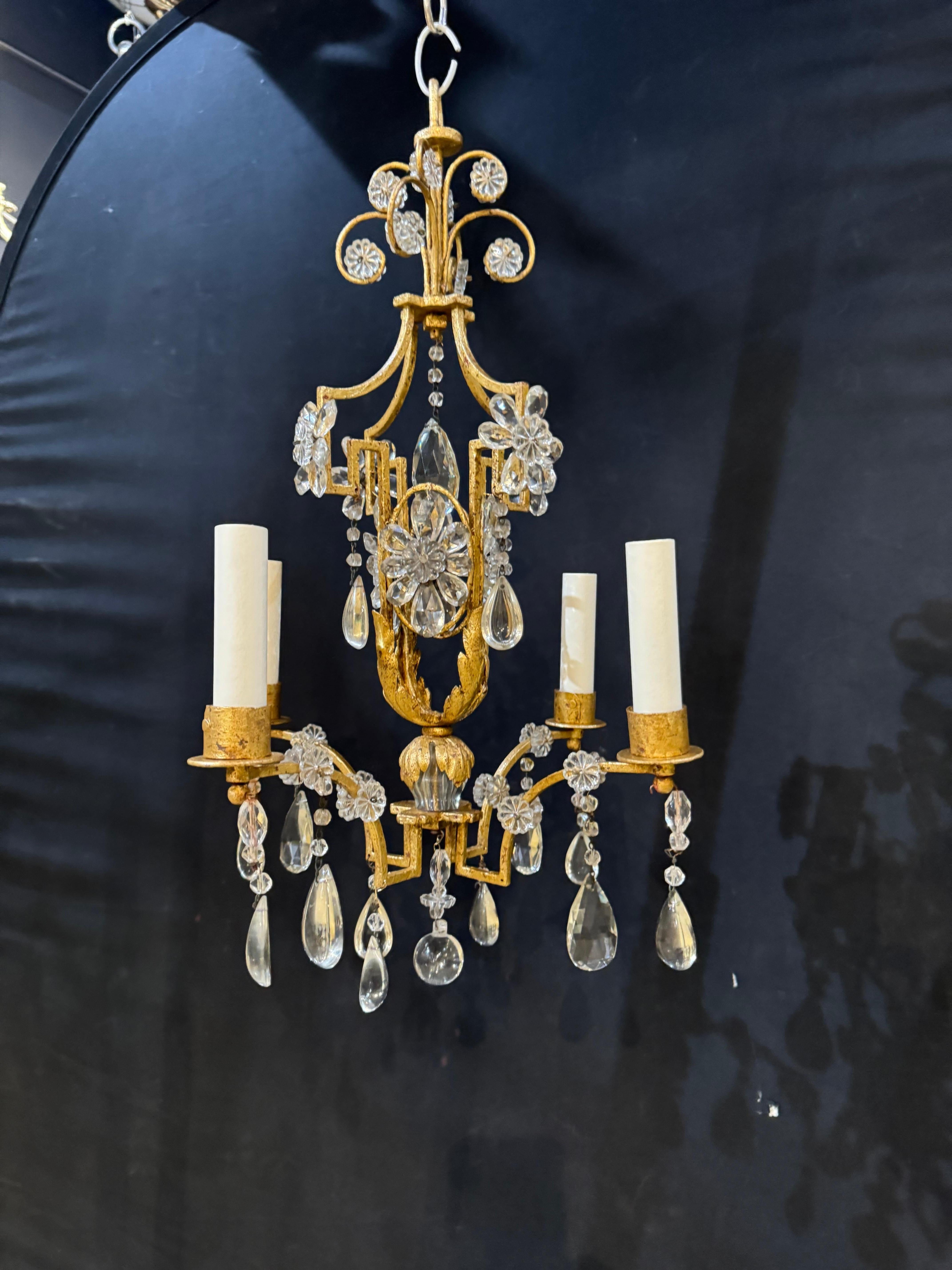 Piccolo lampadario francese in metallo dorato di Bagues degli anni '30 circa con fiori di cristallo e cristalli pendenti sul corpo