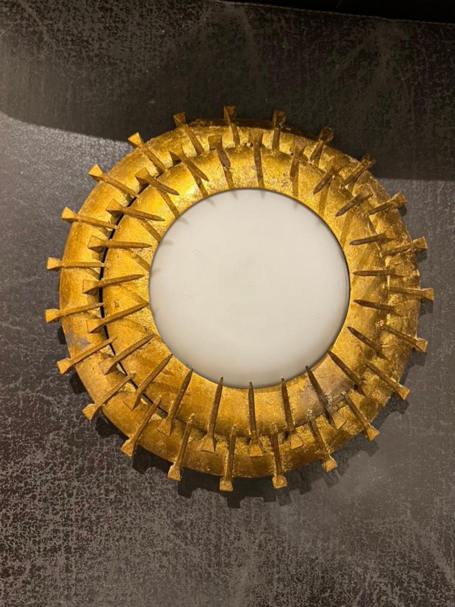 Vers 1930, CIRCA, luminaire encastré en métal doré avec verre opalin (2 lumières intérieures).