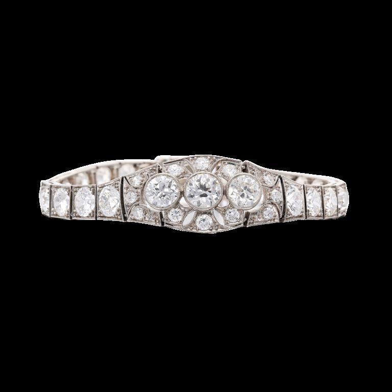 Avec 41 diamants.
- Diamants d'un poids total d'environ 10.50 carats
- Platine et or blanc 14 carats
- Longueur 6 pouces
- Poids total 18,51 grammes