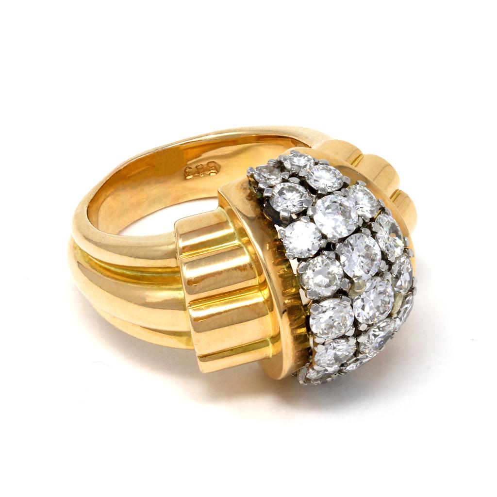 An impressive cocktail diamond ring set in 14k yellow gold made in the US during the Retro Era, circa 1940. The ring features approximately 3.20 carats of high-quality round diamonds, GH color VS clarity. The sculptural design is relevant to that