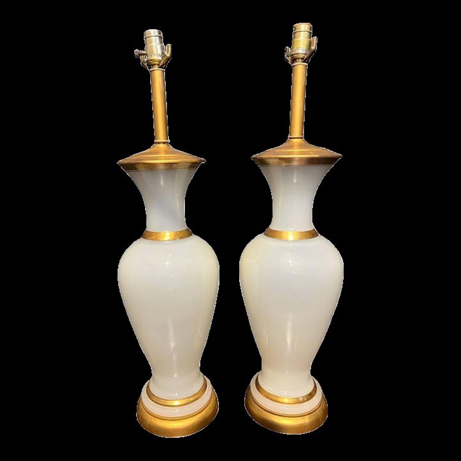 Paire de lampes de table en verre opalin français des années 1940 avec détails dorés.