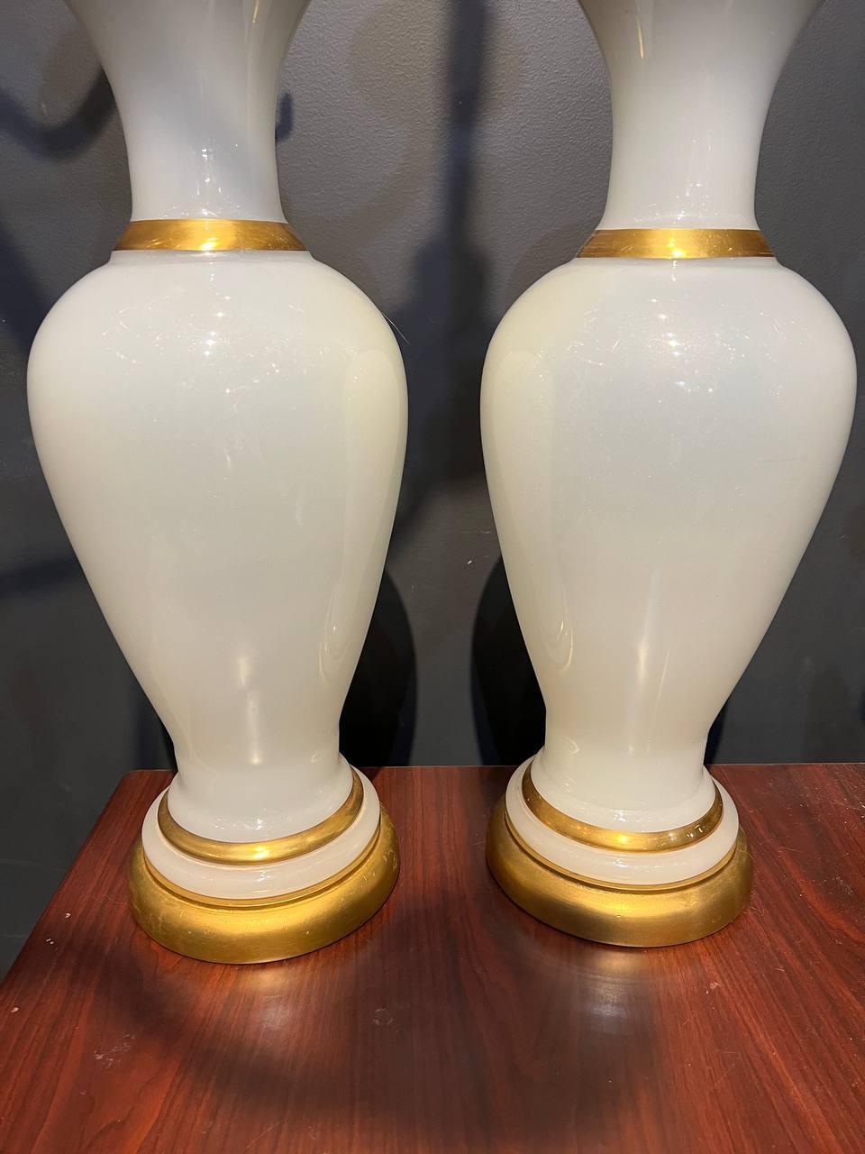 Français Paire de grandes lampes de bureau françaises en verre opalin des années 1940 en vente