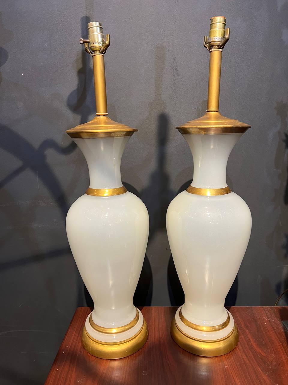 Paire de grandes lampes de bureau françaises en verre opalin des années 1940 Bon état - En vente à New York, NY