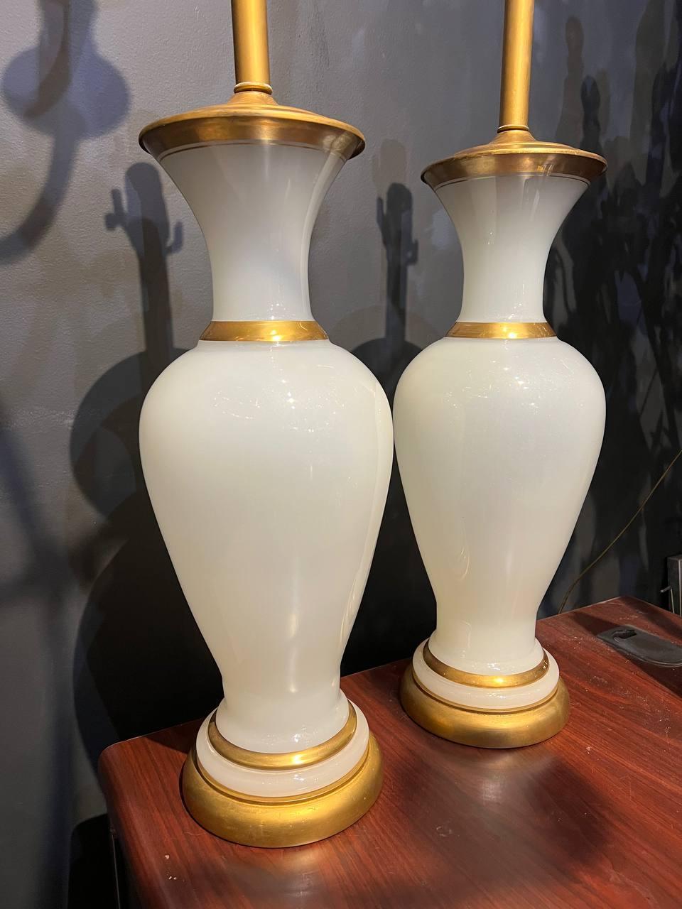 Milieu du XXe siècle Paire de grandes lampes de bureau françaises en verre opalin des années 1940 en vente