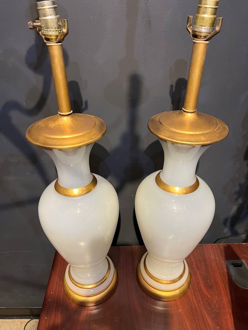 Verre opalin Paire de grandes lampes de bureau françaises en verre opalin des années 1940 en vente