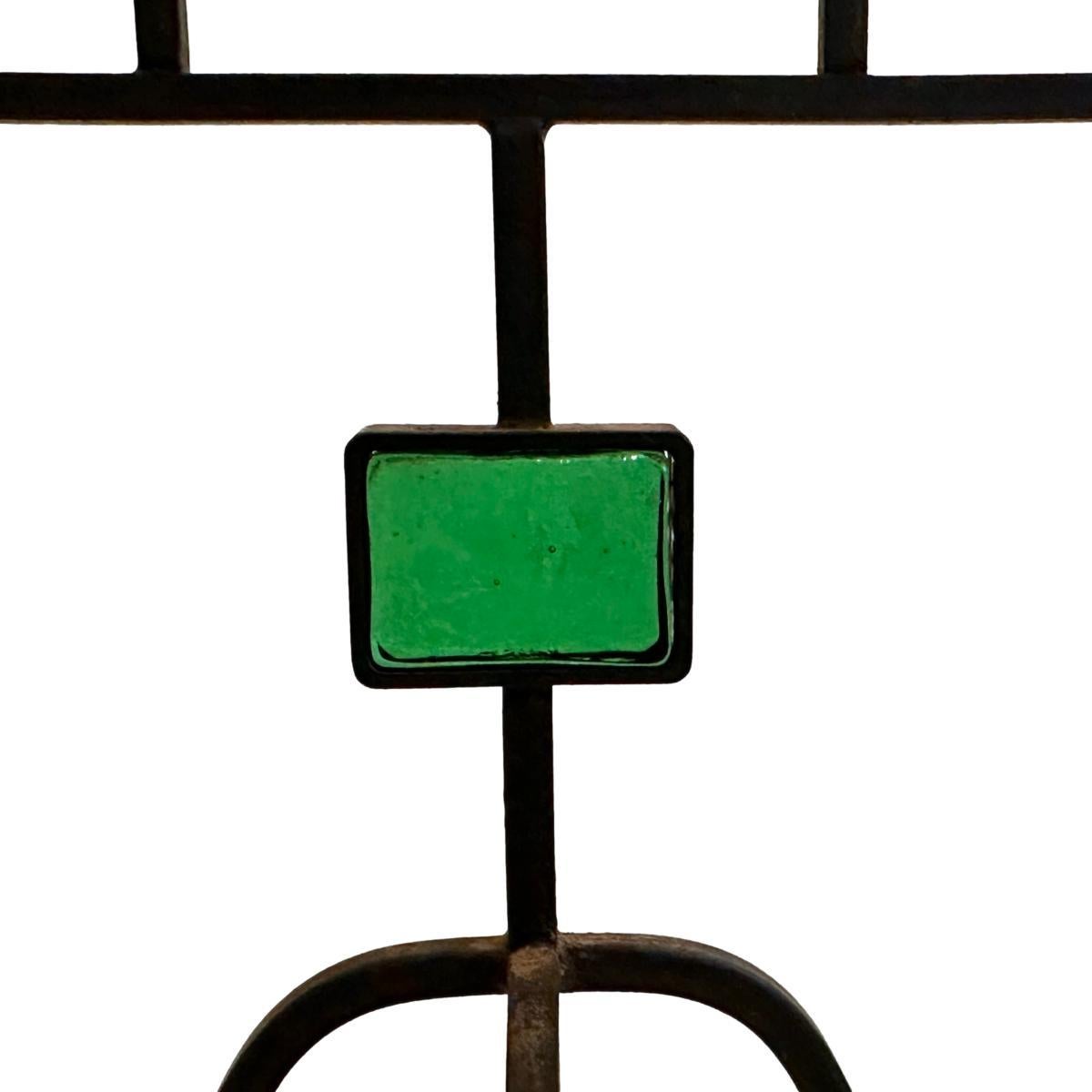Fine XX secolo Un candeliere svedese in ferro del 1970 circa con vetro verde.  Misure: Altezza: in vendita