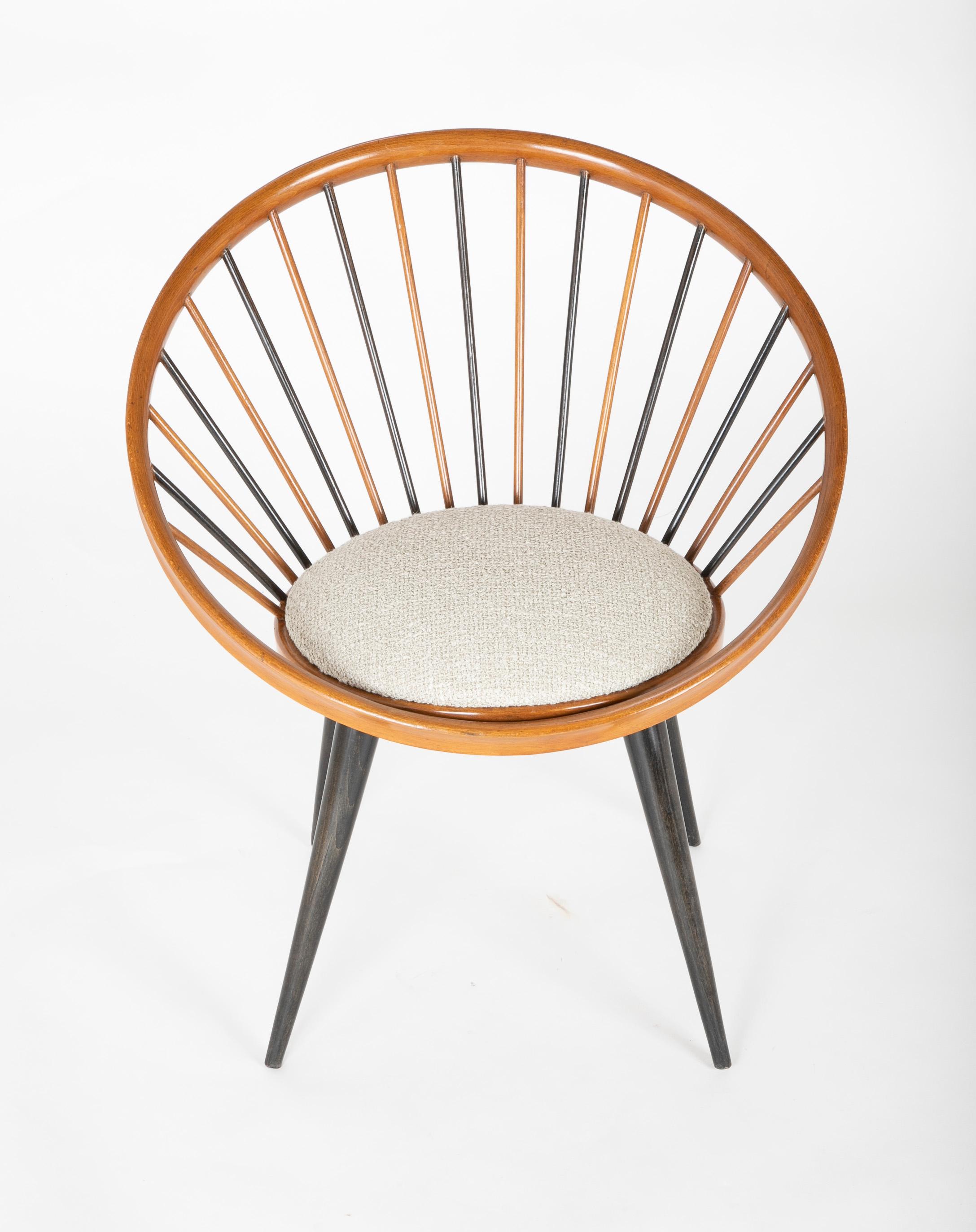 Ein Stuhl, entworfen von Yngve Ekstrom um 1960. Der Stuhl aus blondem Birkenholz steht auf ebonisierten Beinen und hat abwechselnd schwarze und blonde Spindeln.