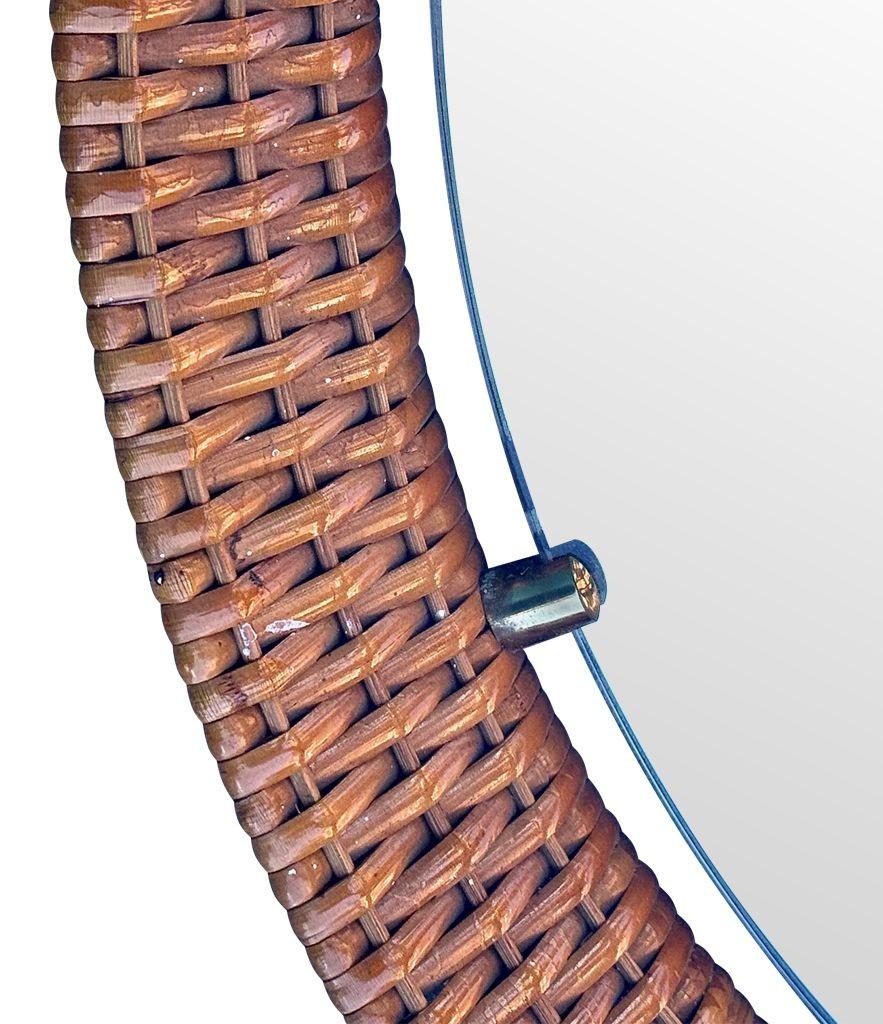 Un espejo circular de ratán tejido italiano de los años 50 de Cantu, Roma, con detalles de latón Moderno de mediados de siglo en venta