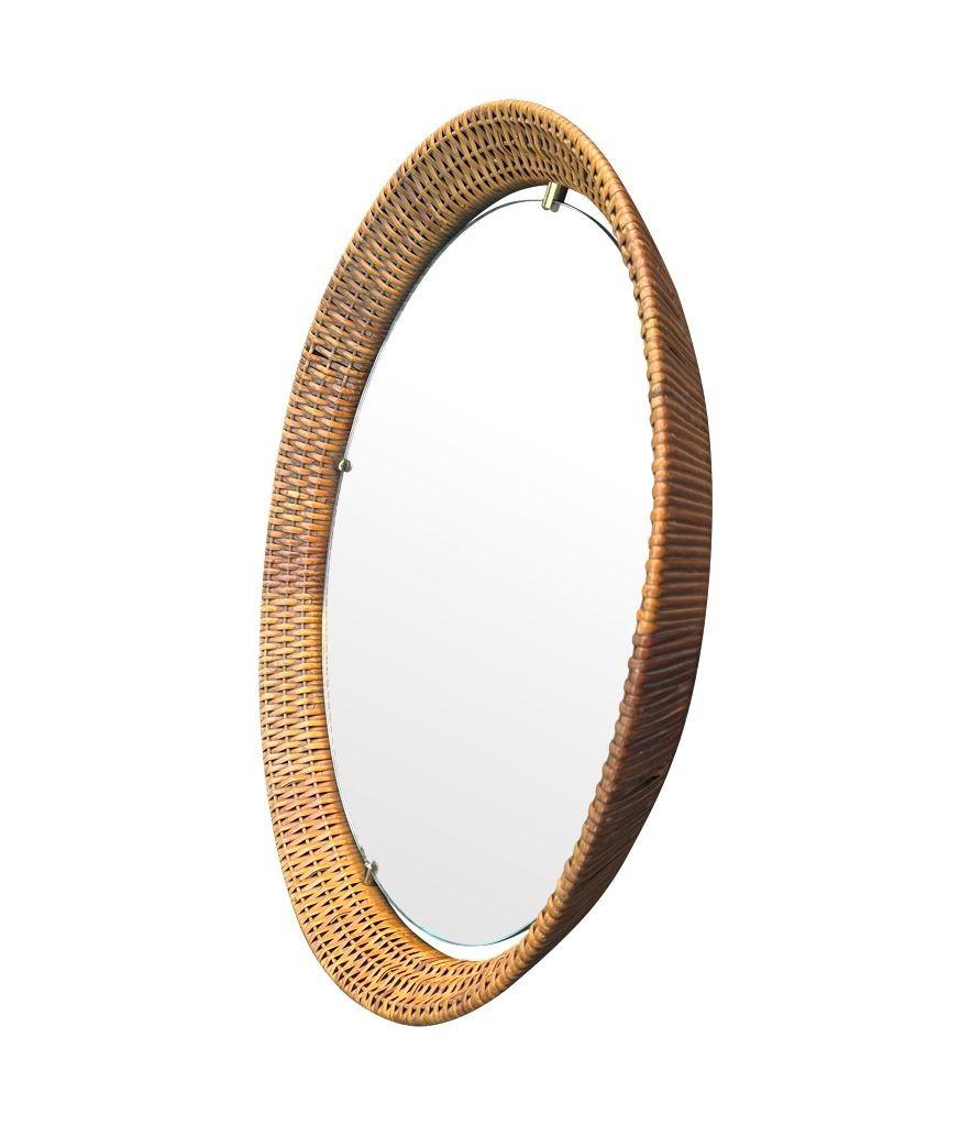 Un espejo circular de ratán tejido italiano de los años 50 de Cantu, Roma, con detalles de latón Italiano en venta