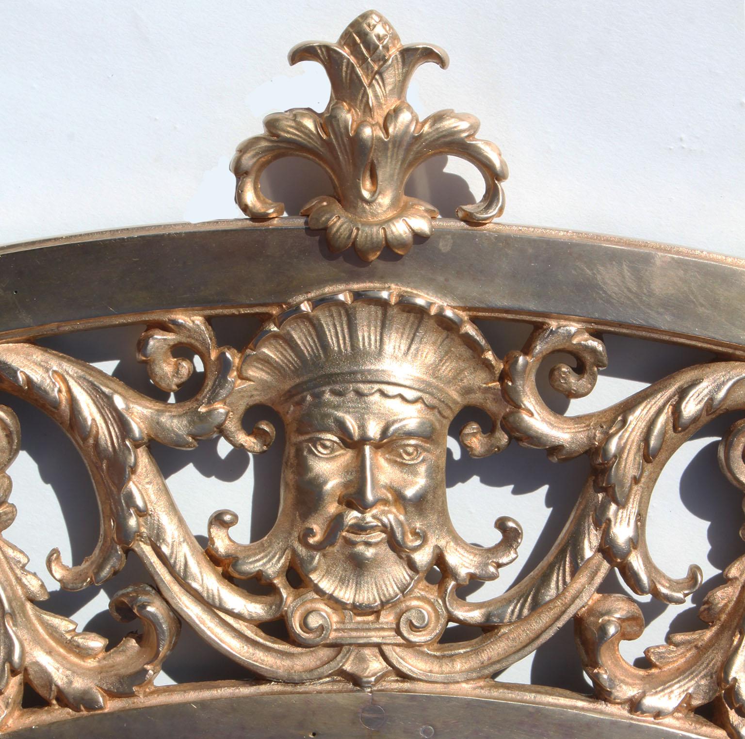Français Grand cadre de miroir rond en bronze doré de style néo-baroque du 19ème siècle en vente
