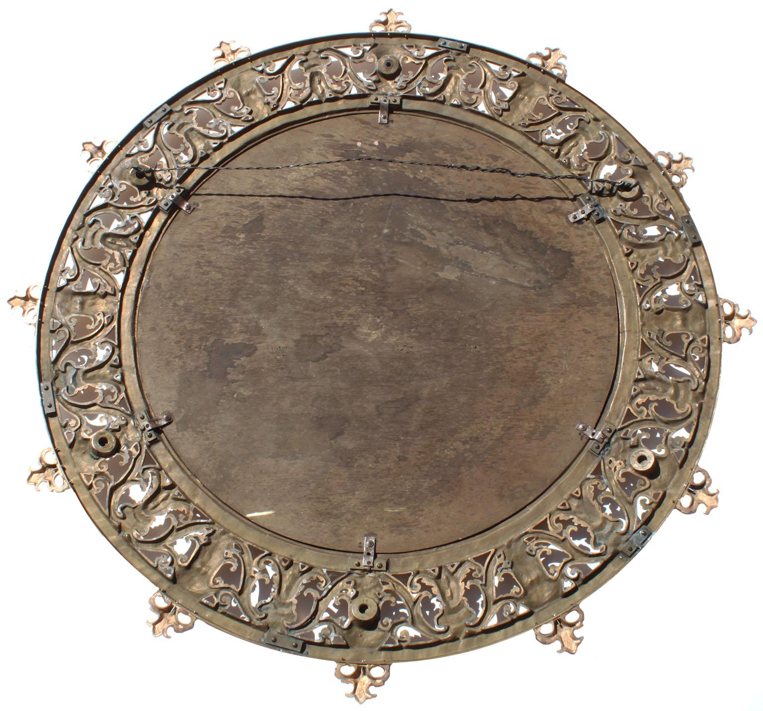Doré Grand cadre de miroir rond en bronze doré de style néo-baroque du 19ème siècle en vente