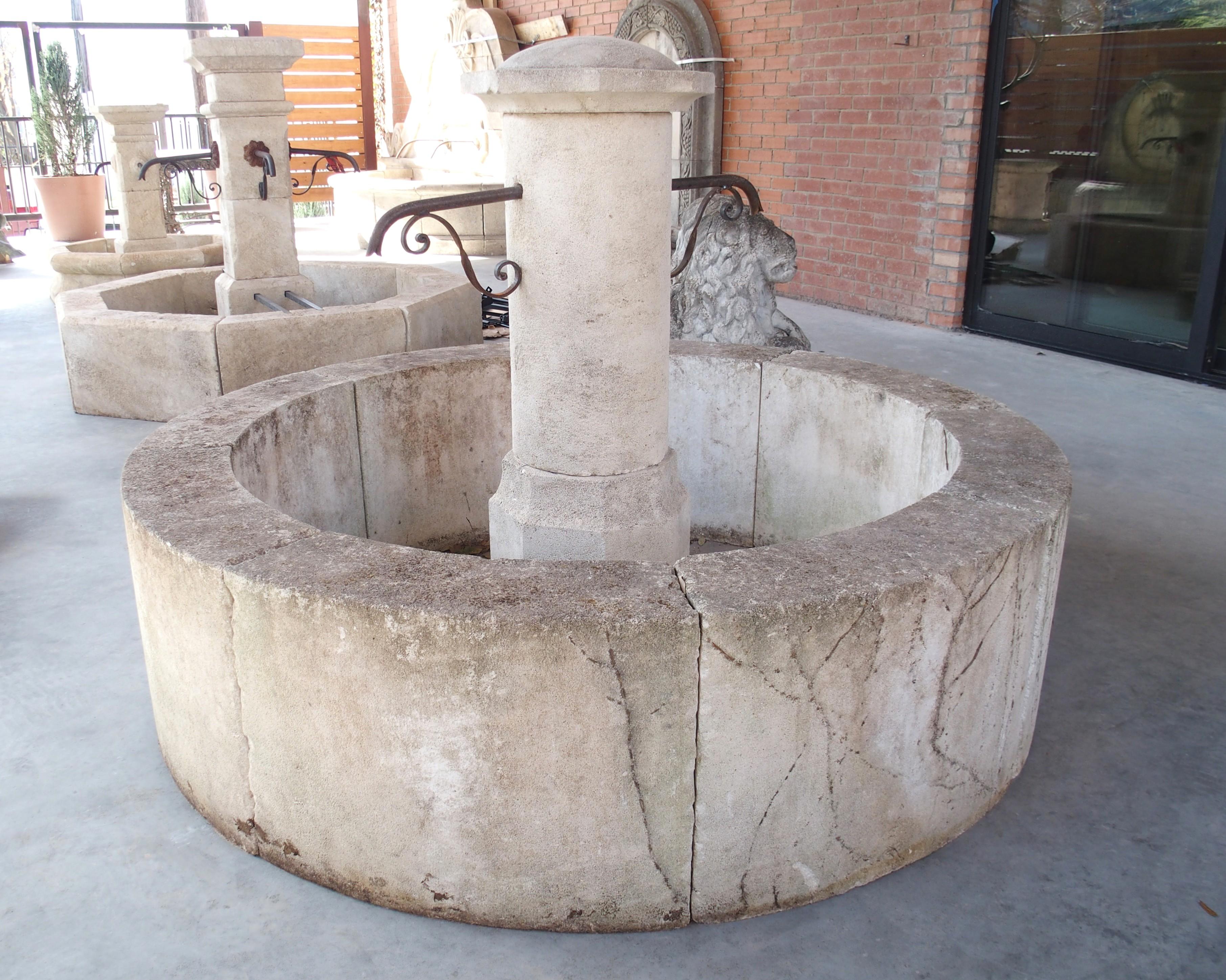 Runder Kalkstein-Mittelbrunnen aus der Provence, Frankreich, Le Mont im Angebot 5