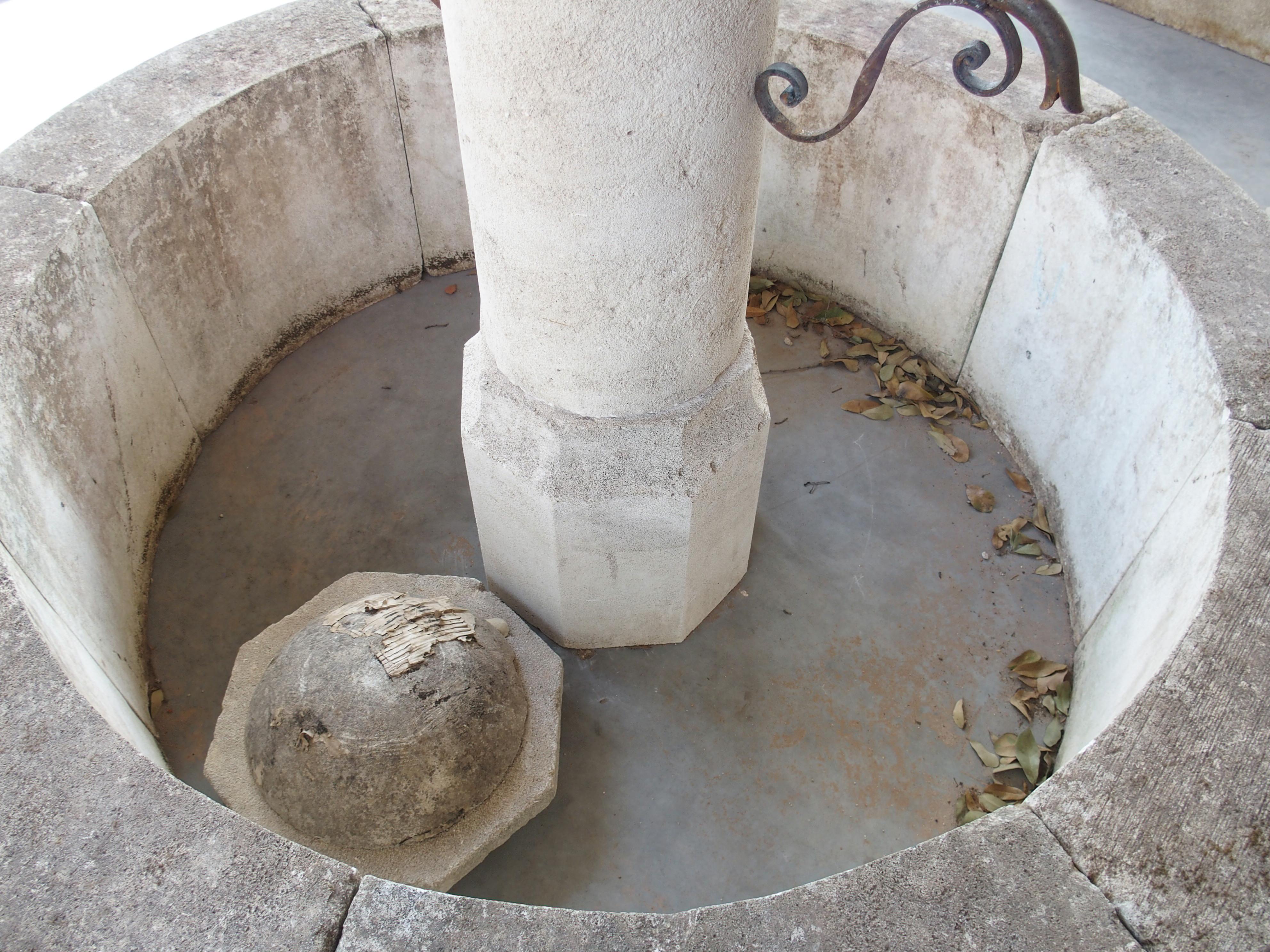 Runder Kalkstein-Mittelbrunnen aus der Provence, Frankreich, Le Mont im Angebot 6