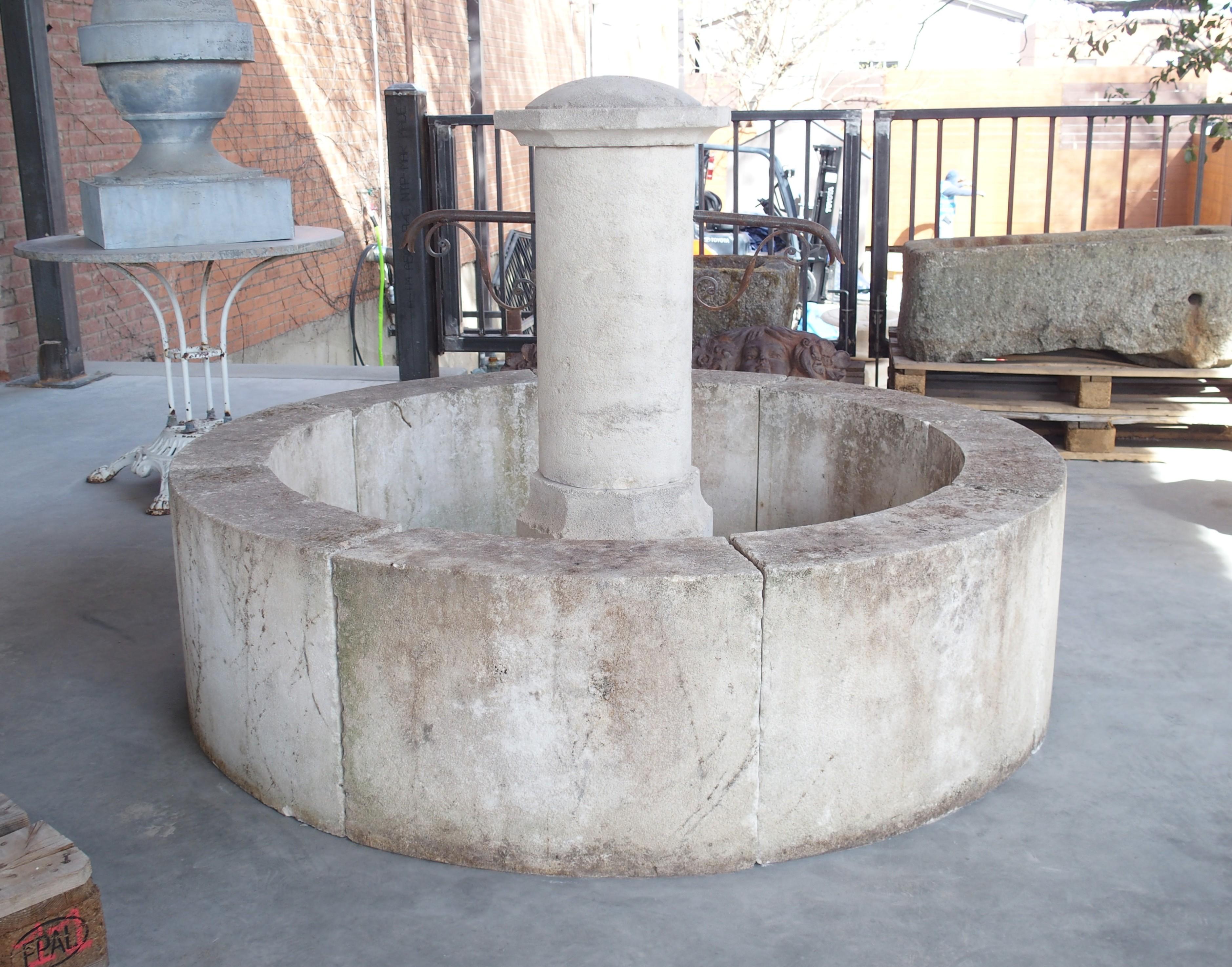 Runder Kalkstein-Mittelbrunnen aus der Provence, Frankreich, Le Mont im Angebot 8