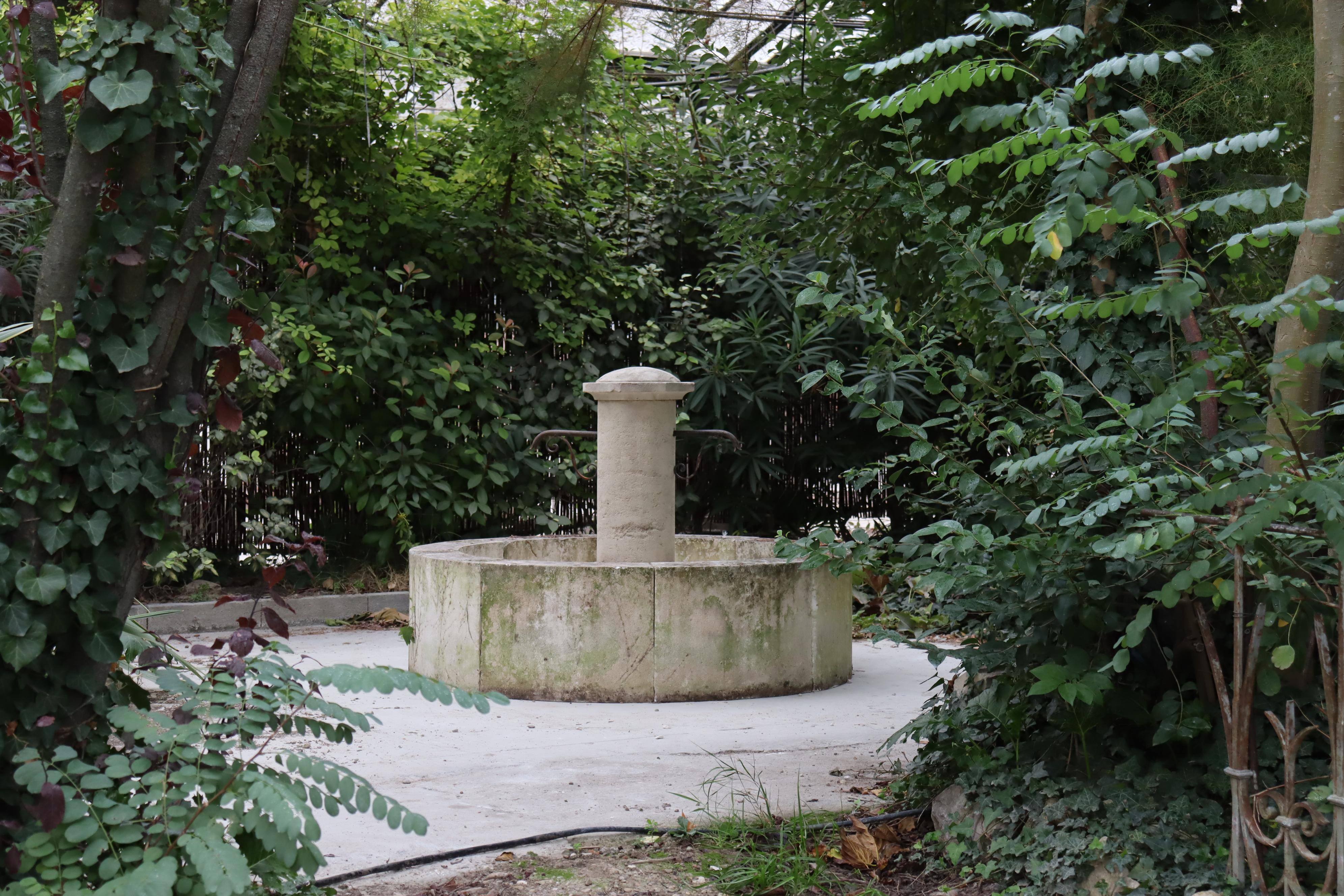 Runder Kalkstein-Mittelbrunnen aus der Provence, Frankreich, Le Mont im Angebot 10