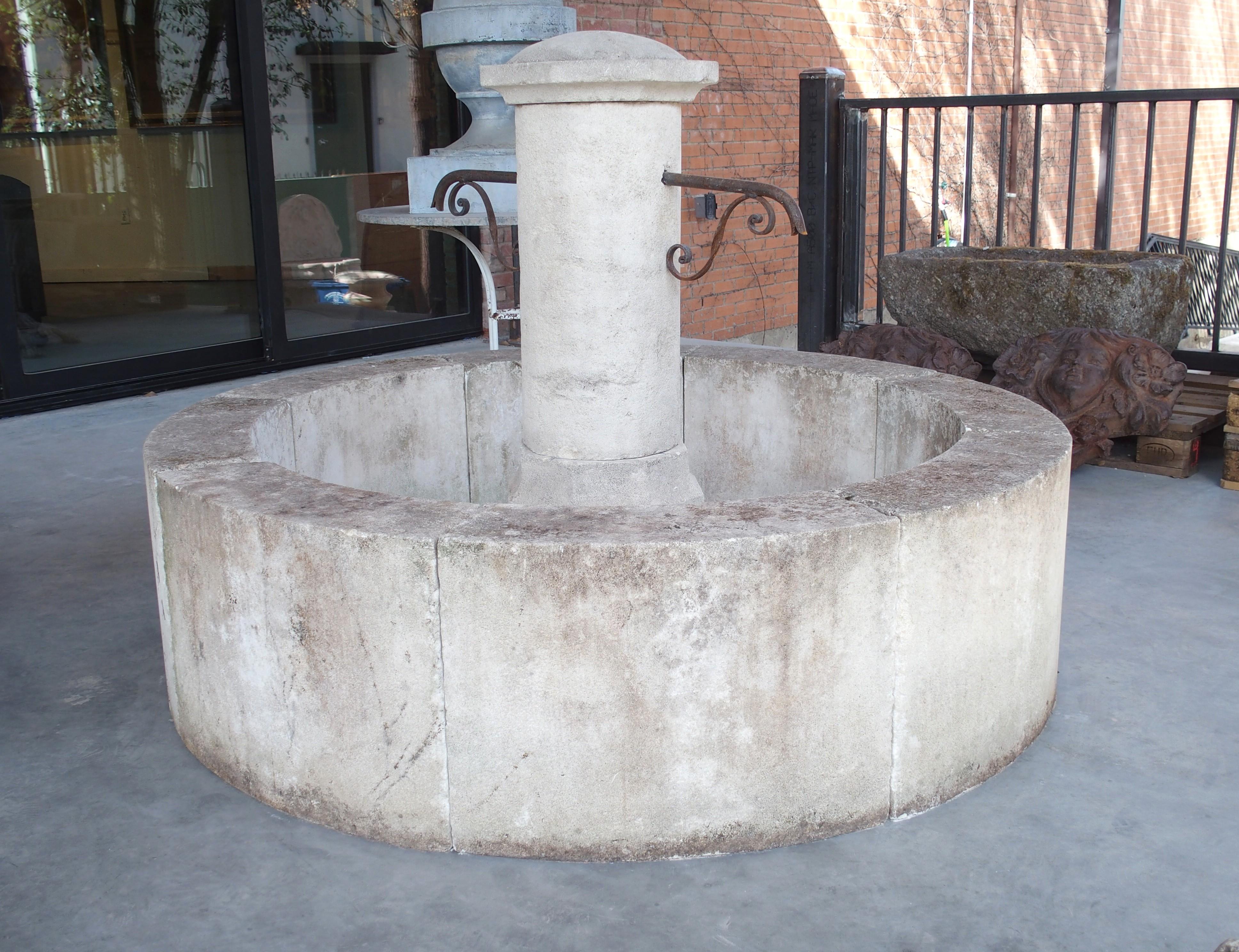 Runder Kalkstein-Mittelbrunnen aus der Provence, Frankreich, Le Mont im Angebot 11
