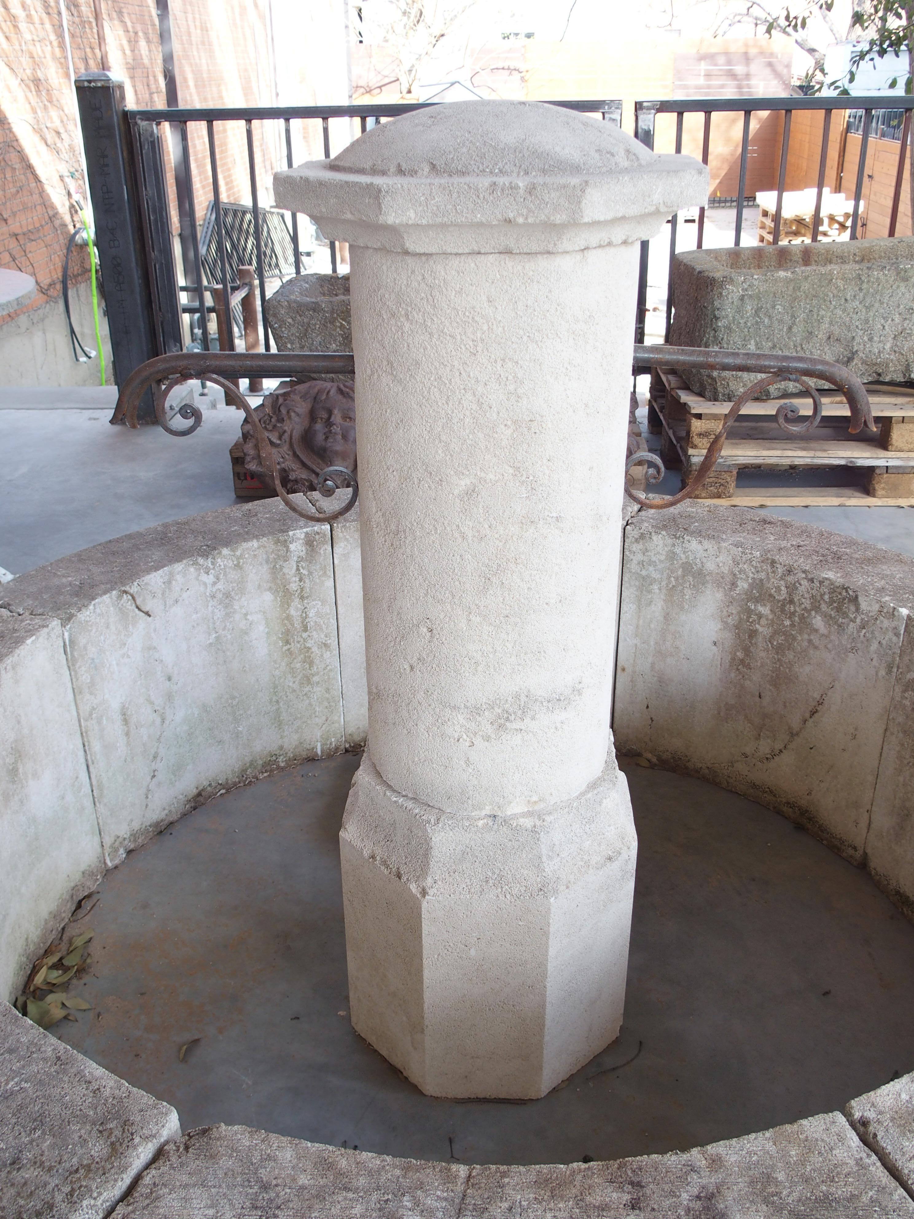 Dieser in der Provence, Frankreich, handgeschnitzte runde Brunnen besteht aus 11 Kalksteinstücken. Die hellgrau gefärbten Steine haben eine einzigartige Patina aus Weiß, Dunkelgrau und Braun, die vor allem durch die Einwirkung von Kletterpflanzen