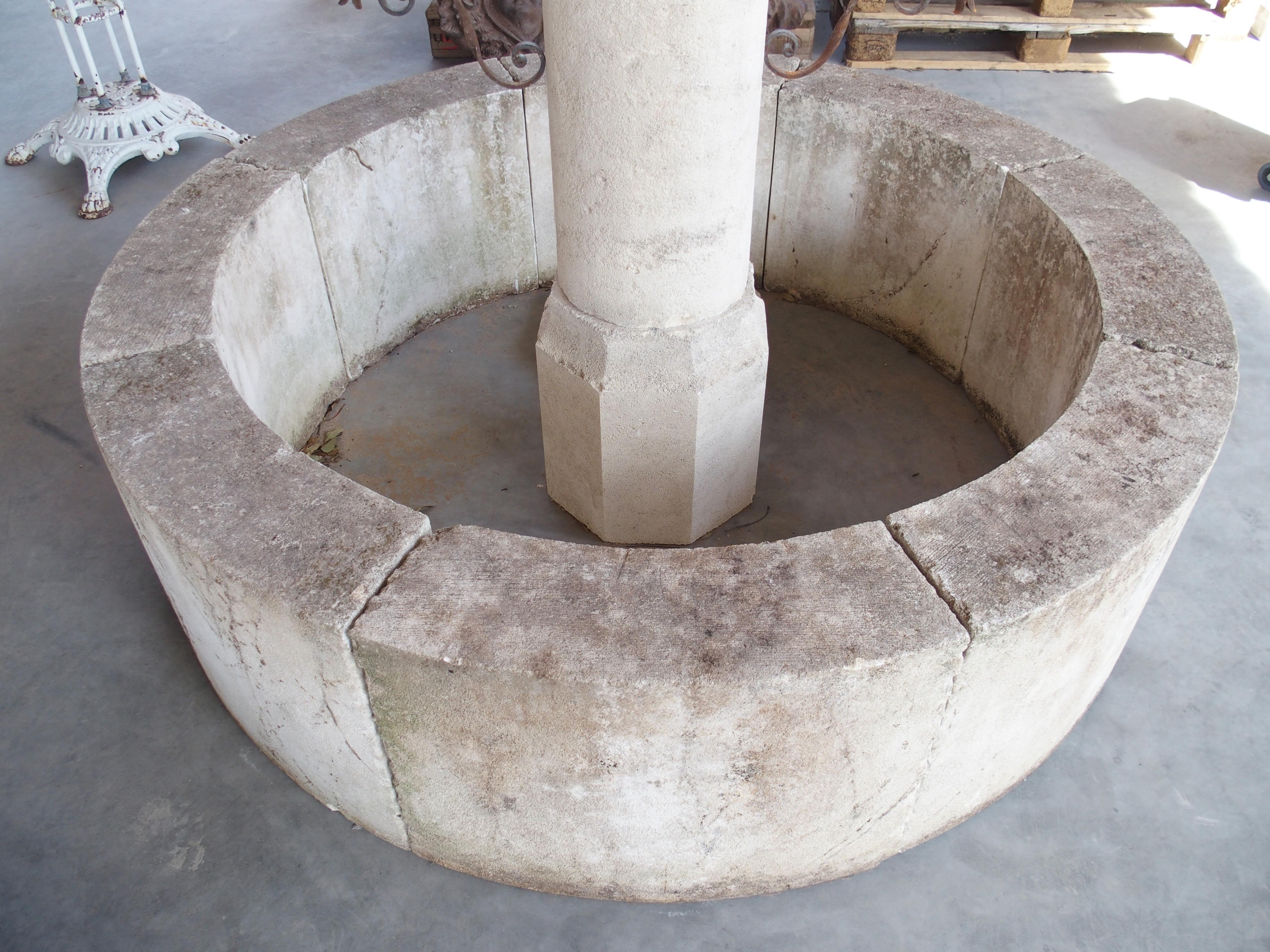 Runder Kalkstein-Mittelbrunnen aus der Provence, Frankreich, Le Mont (Französisch) im Angebot