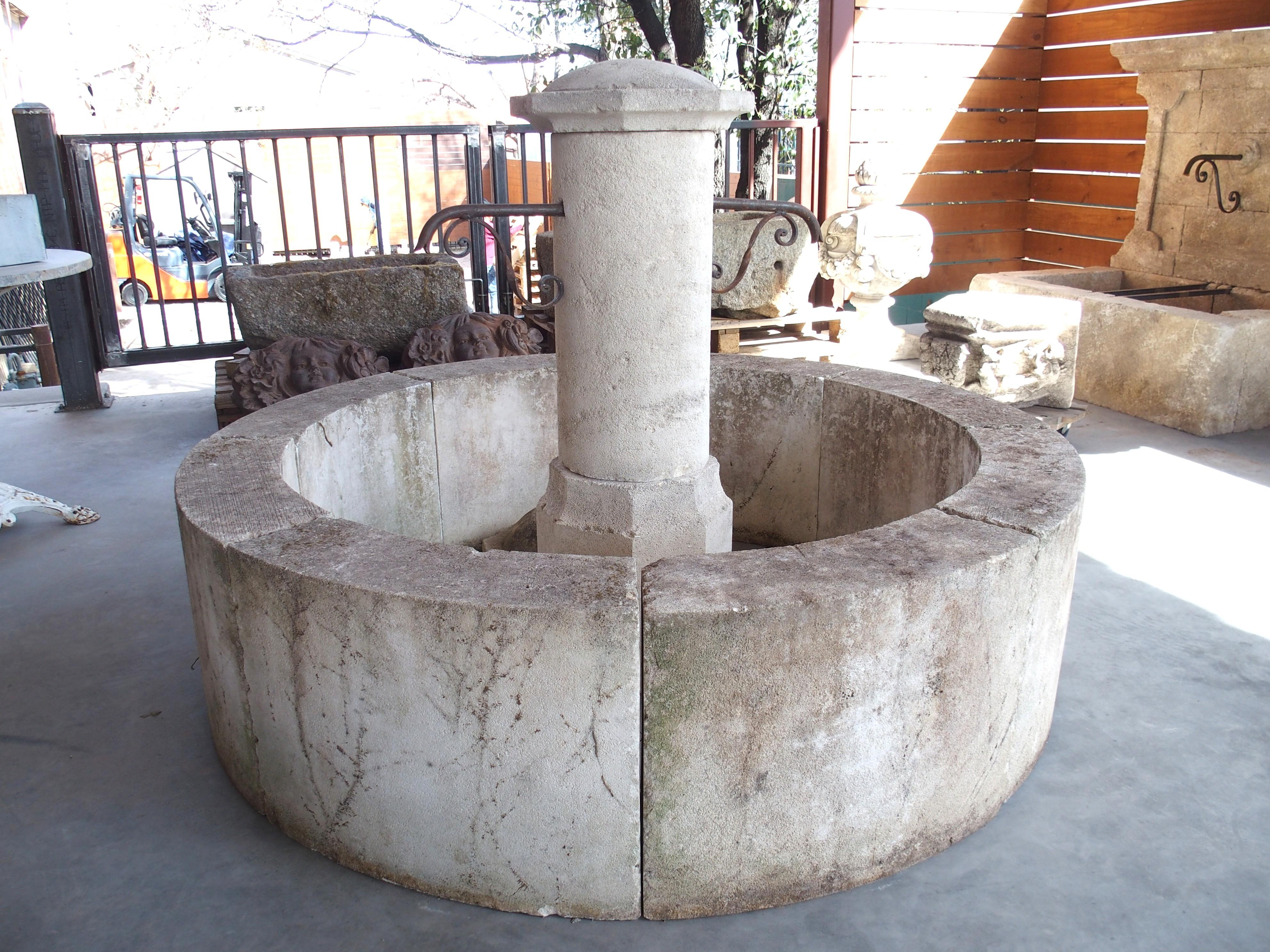 Runder Kalkstein-Mittelbrunnen aus der Provence, Frankreich, Le Mont (Handgeschnitzt) im Angebot