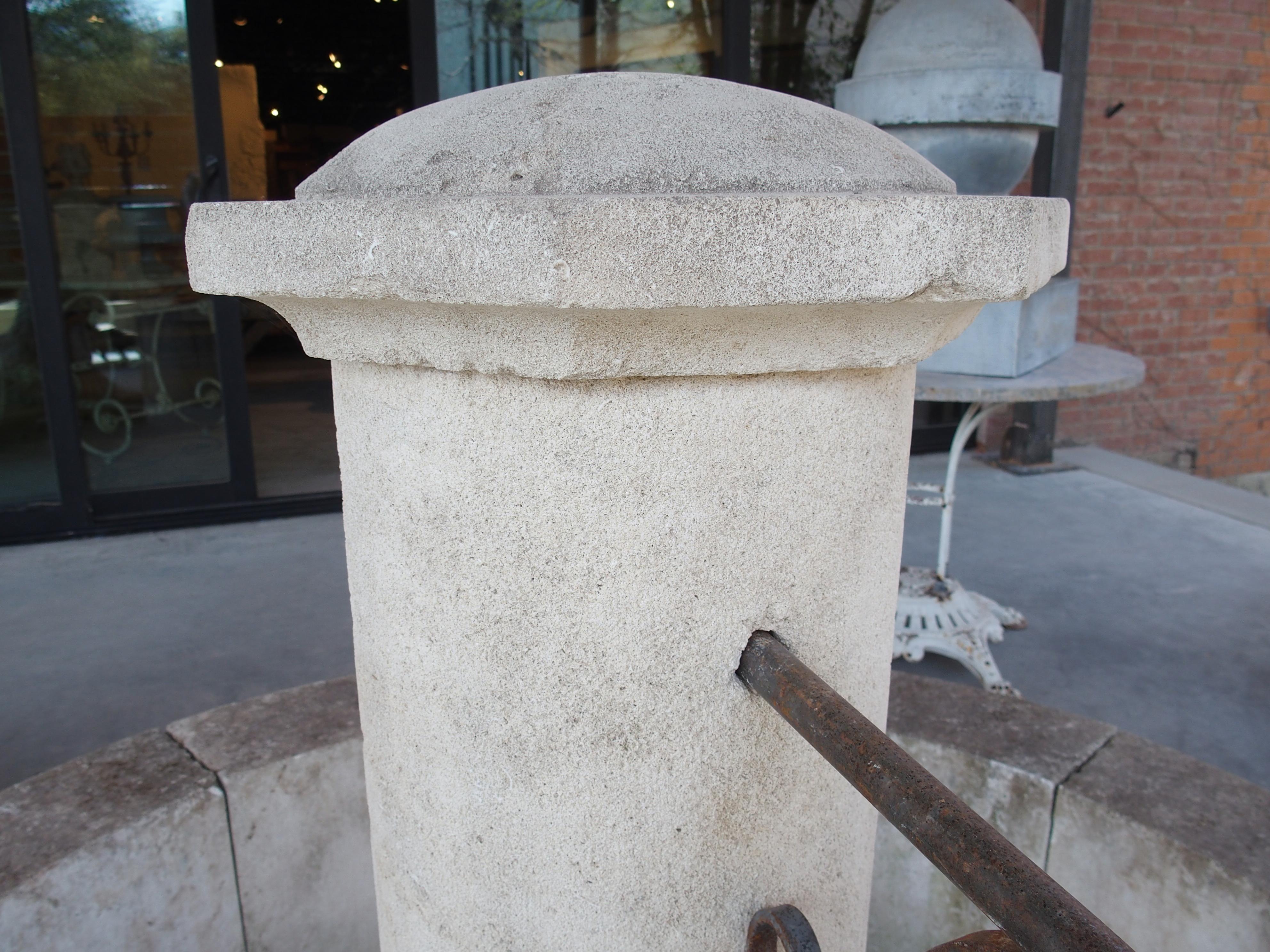 Runder Kalkstein-Mittelbrunnen aus der Provence, Frankreich, Le Mont (Metall) im Angebot