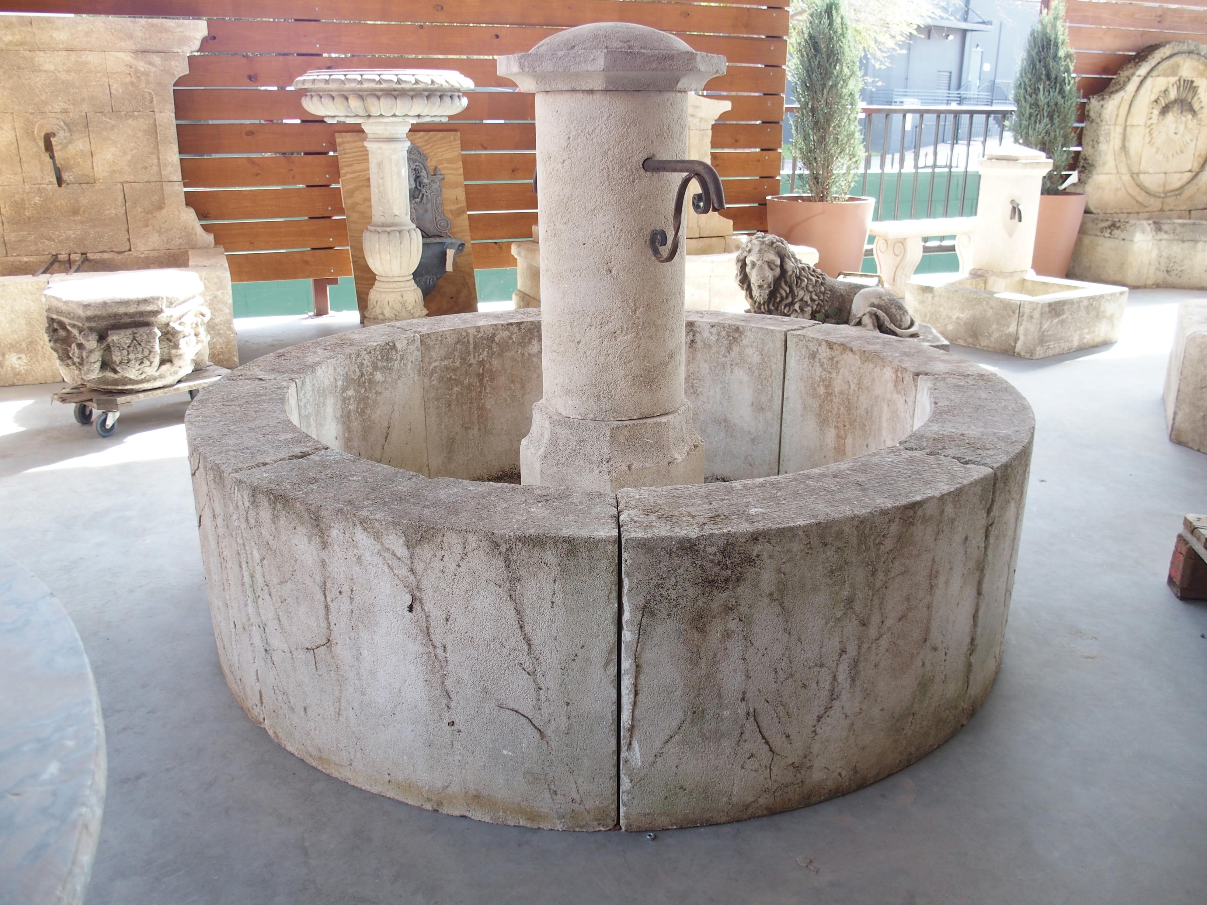 Runder Kalkstein-Mittelbrunnen aus der Provence, Frankreich, Le Mont im Angebot 1
