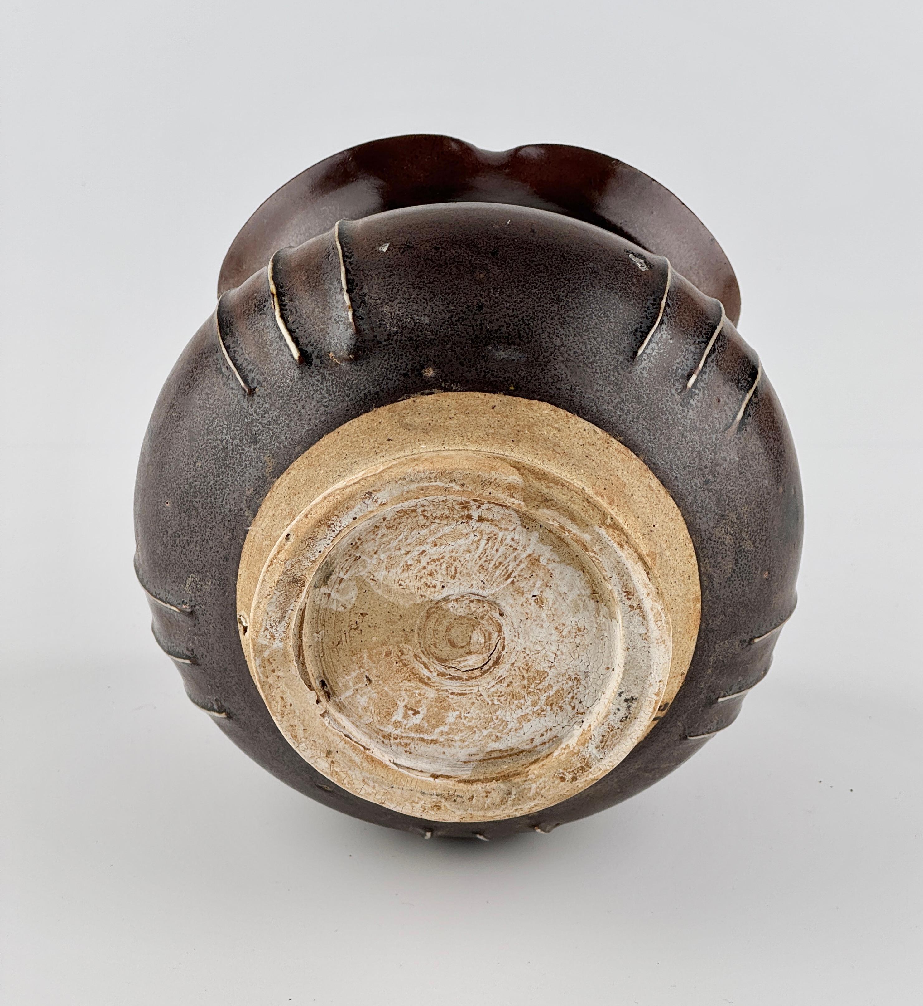 A Cizhou Blackish Brown Glazed Stoneware Foliate Jar, Northern Song Dynasty In Good Condition For Sale In seoul, KR