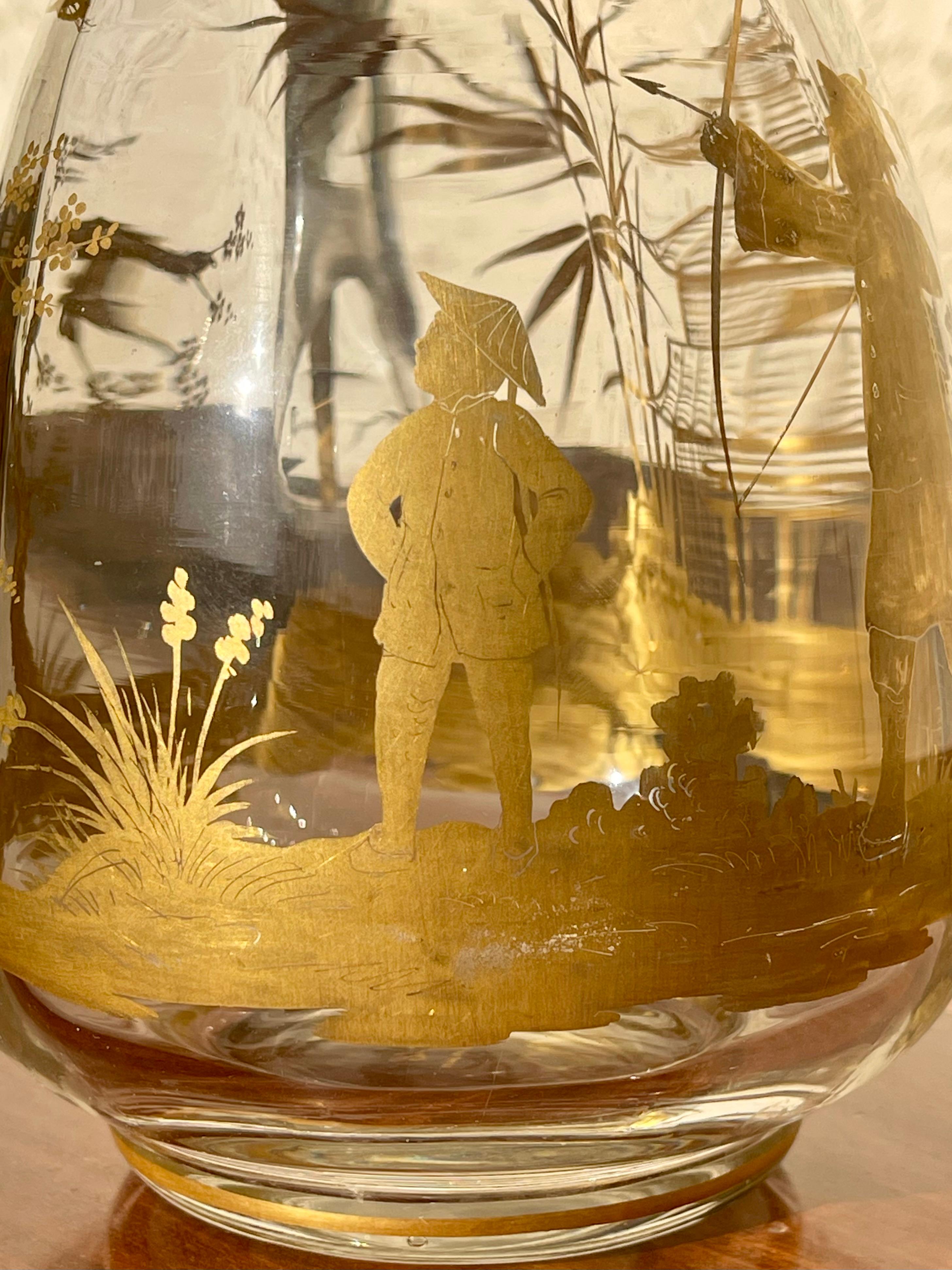 Elegante Karaffe oder Krug aus Kristall, verziert mit japanisch inspirierten Szenen, die in feines Gold graviert sind. Dieser Dekanter ist in perfektem Zustand. 
 
 Abmessungen
 Höhe 20cm
 Durchmesser 12cm